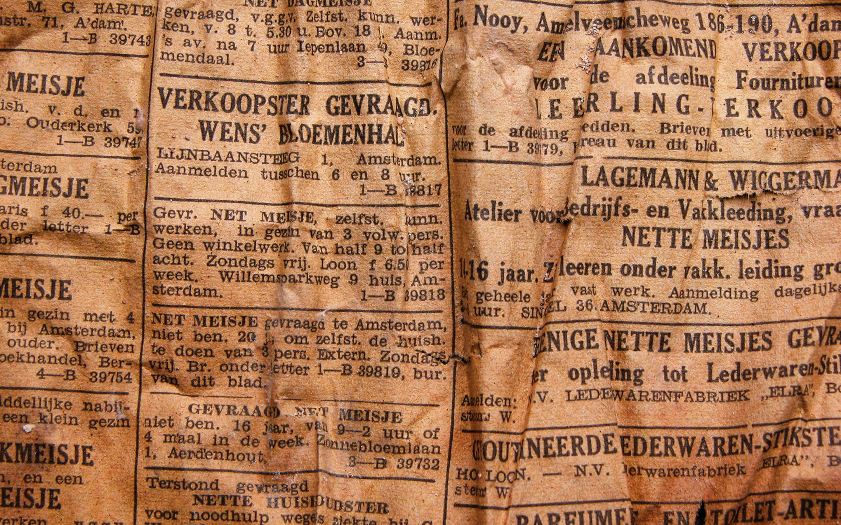 antique newspaper, yellowed newspaper pages, faded Dutch classified ads, 2K Desktop Wallpaper