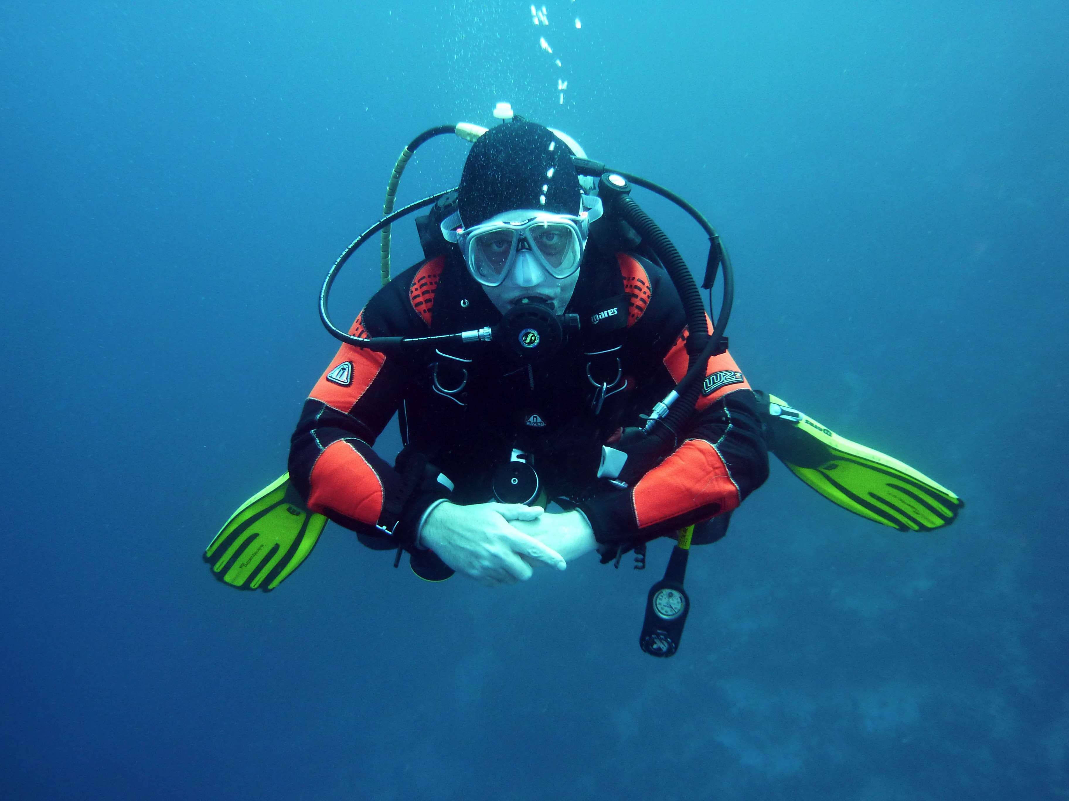 scuba diving, black and orange gear, bright green fins, 2K Desktop Wallpaper