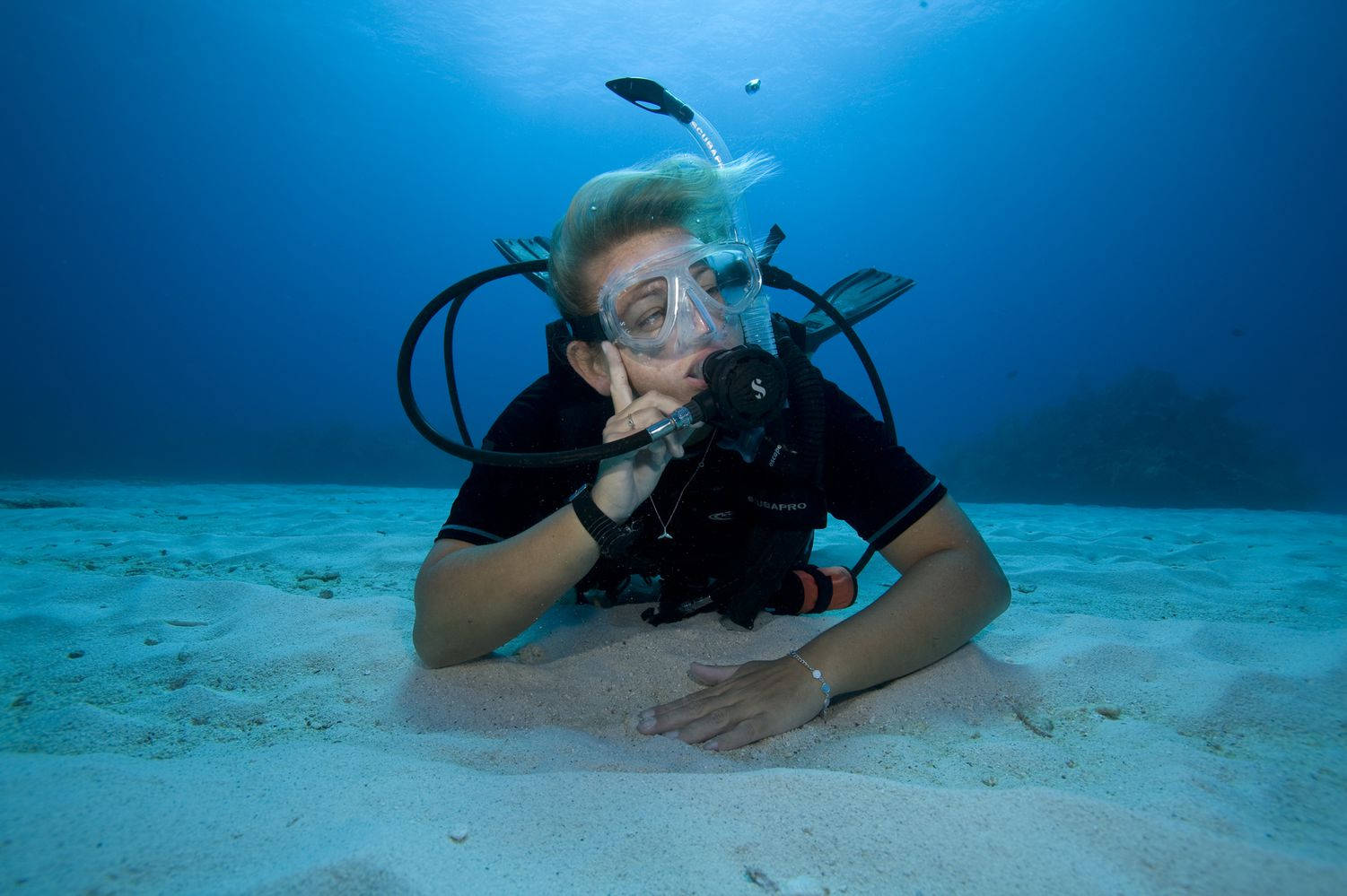 scuba diver, sandy ocean floor, clear blue water, HD Desktop Wallpaper