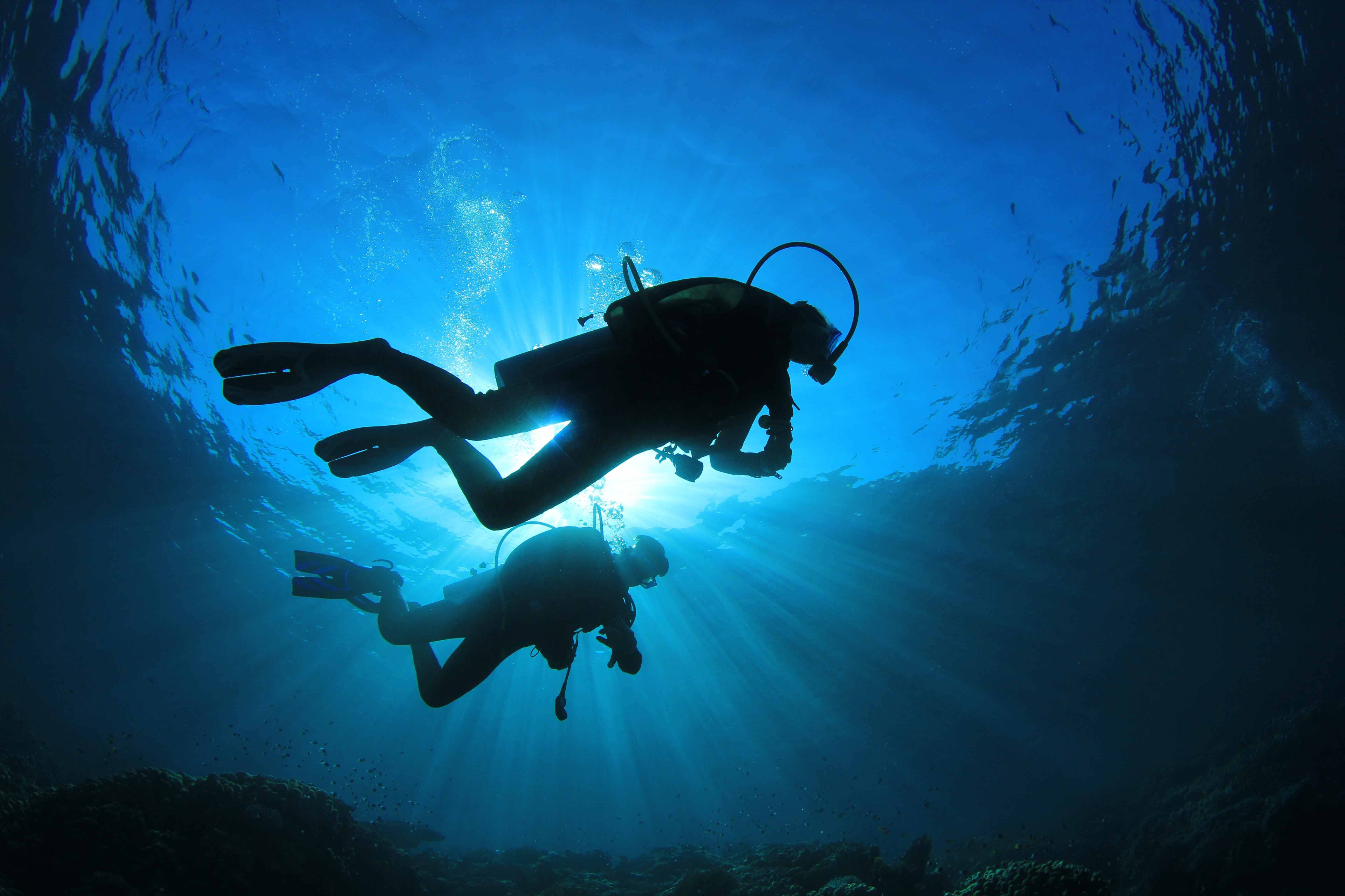 scuba divers, blue sea, sunbeams, 5K Desktop Wallpaper