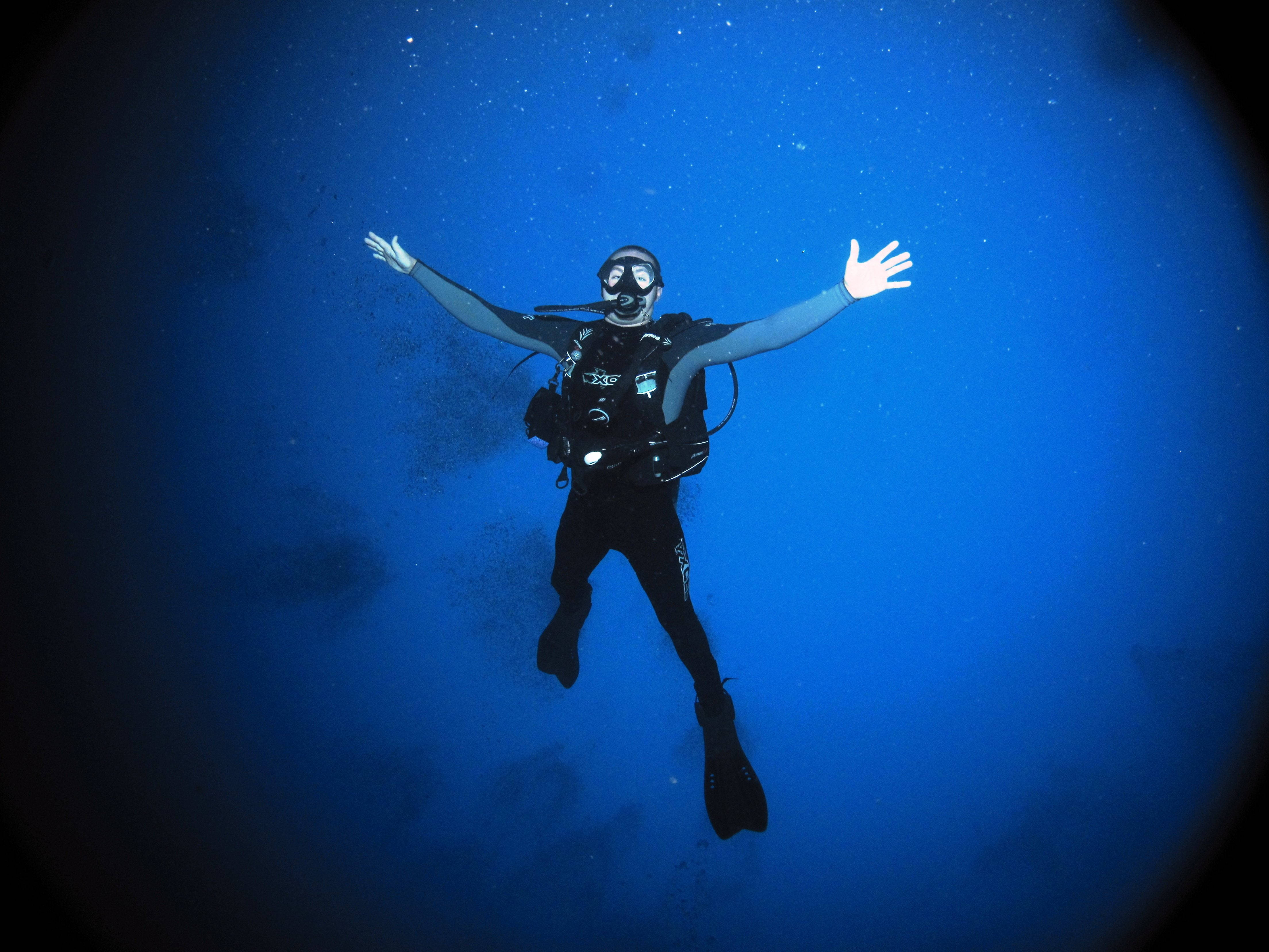 scuba diver, deep blue ocean water, floating particles, 4K Desktop Wallpaper