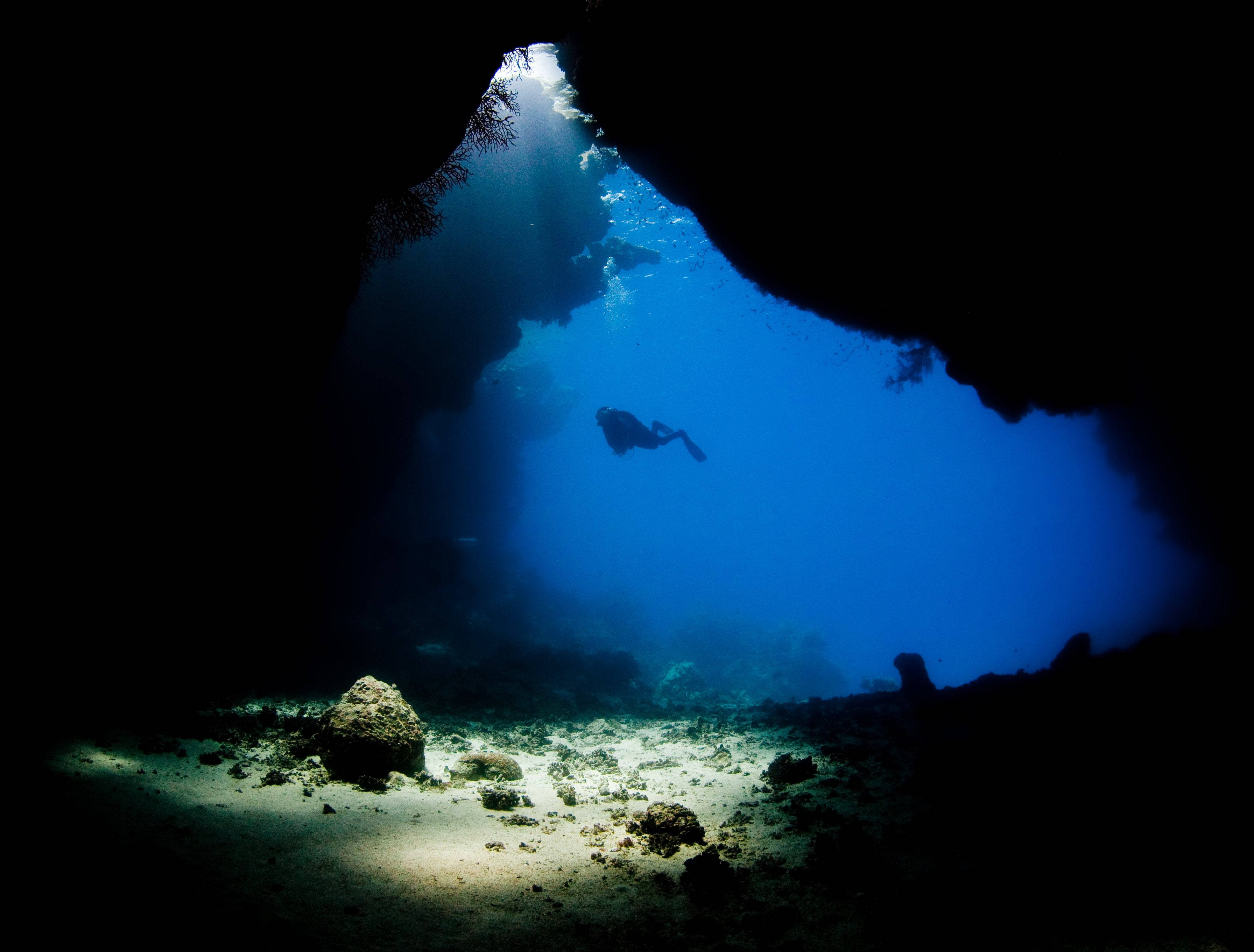 scuba diving, sunlight cave, beam of sunlight, 2K Desktop Wallpaper