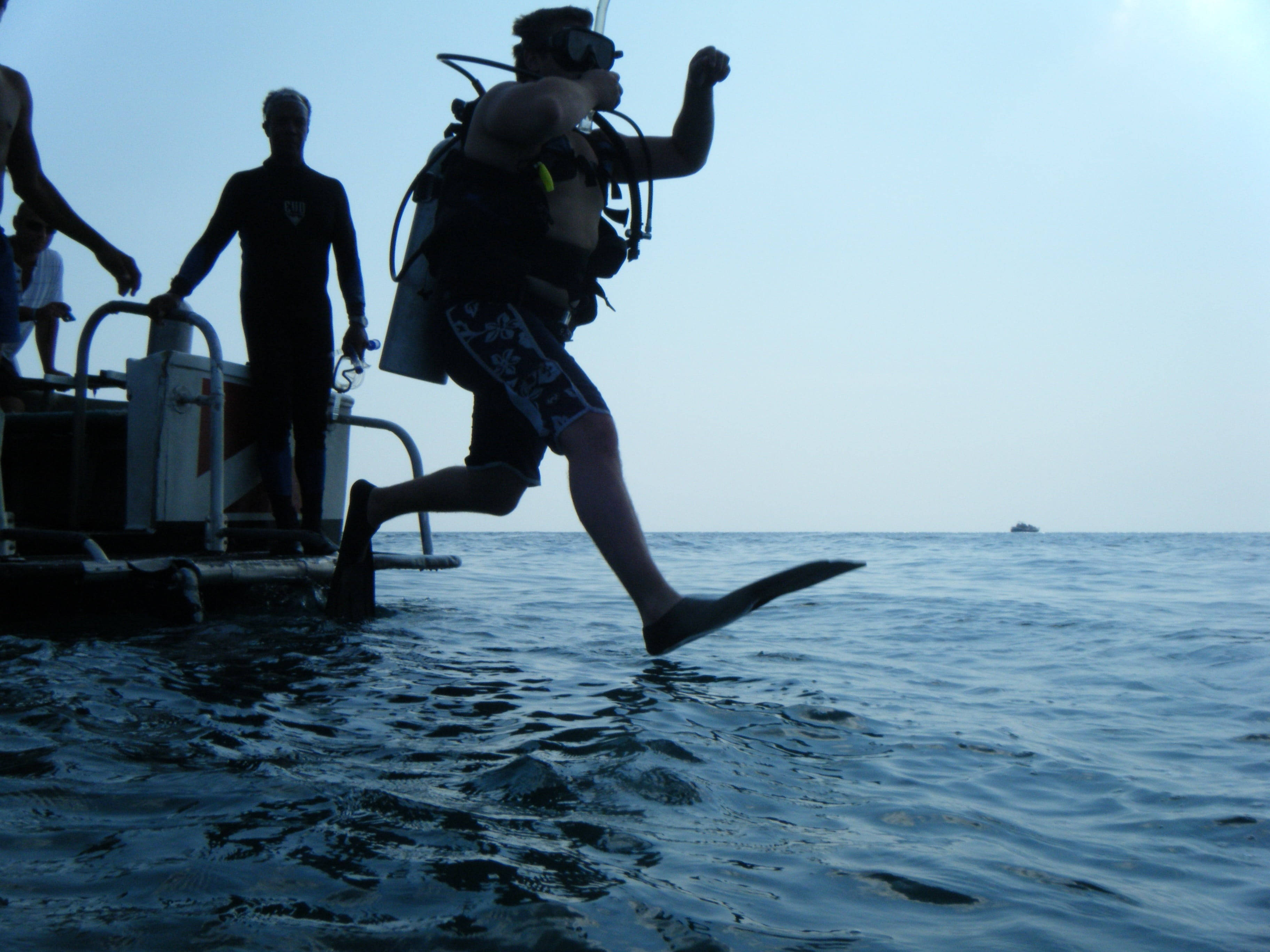 scuba diver, boat, ocean, 2K Desktop Wallpaper