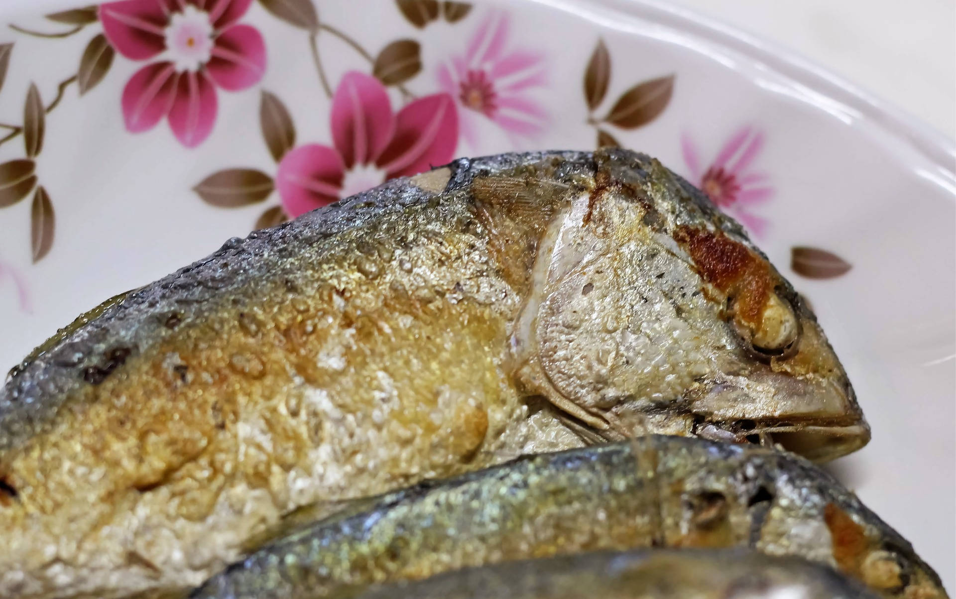 fried sea bass, floral-patterned plate, crispy fried fish, Full HD Desktop Wallpaper