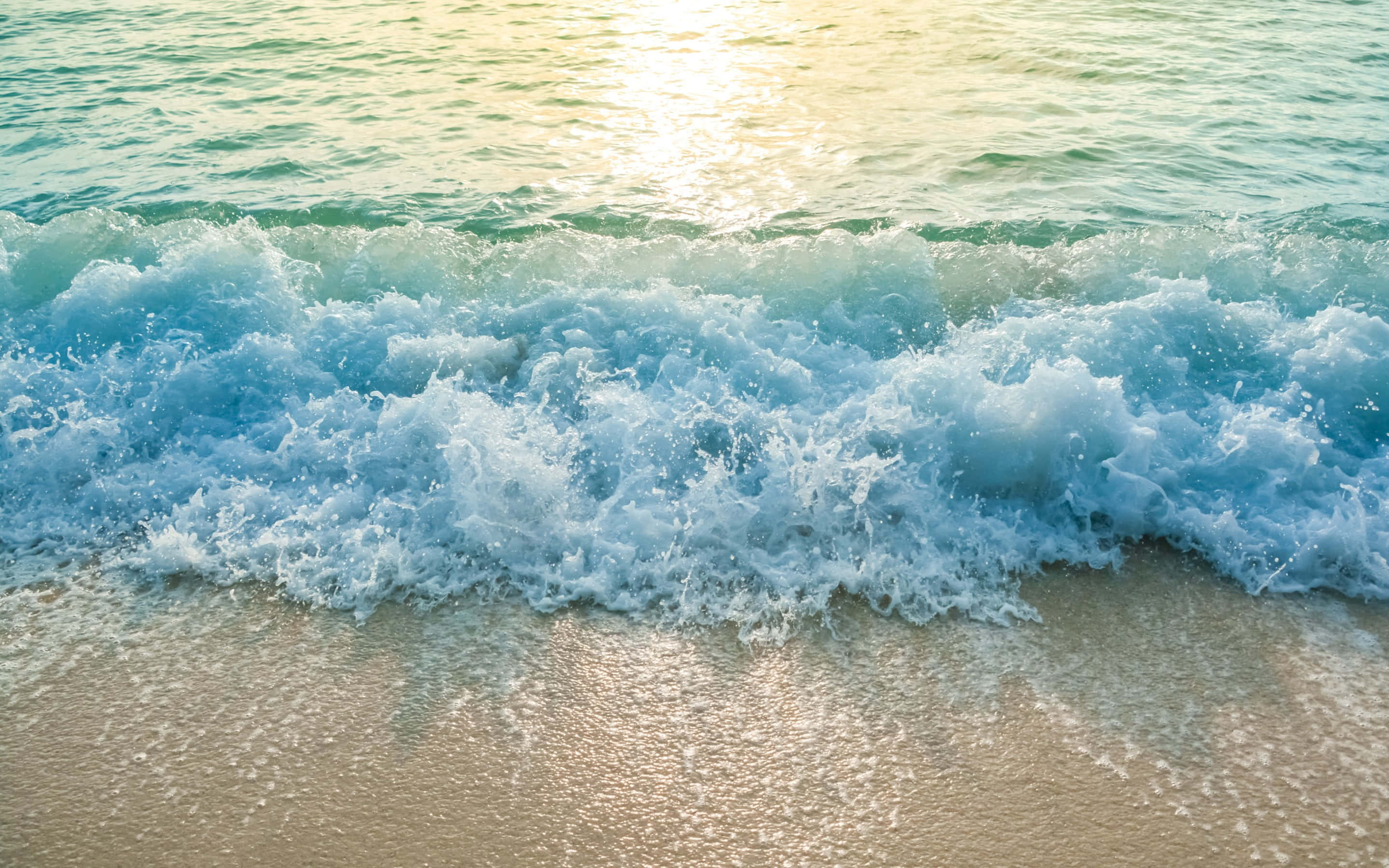 Breeze, golden sand, sparkling white foam, 2K Desktop Wallpaper