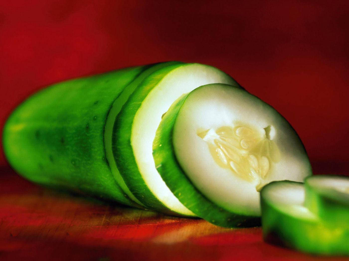 sliced cucumber, vibrant green skin, pale interior, HD Desktop Wallpaper