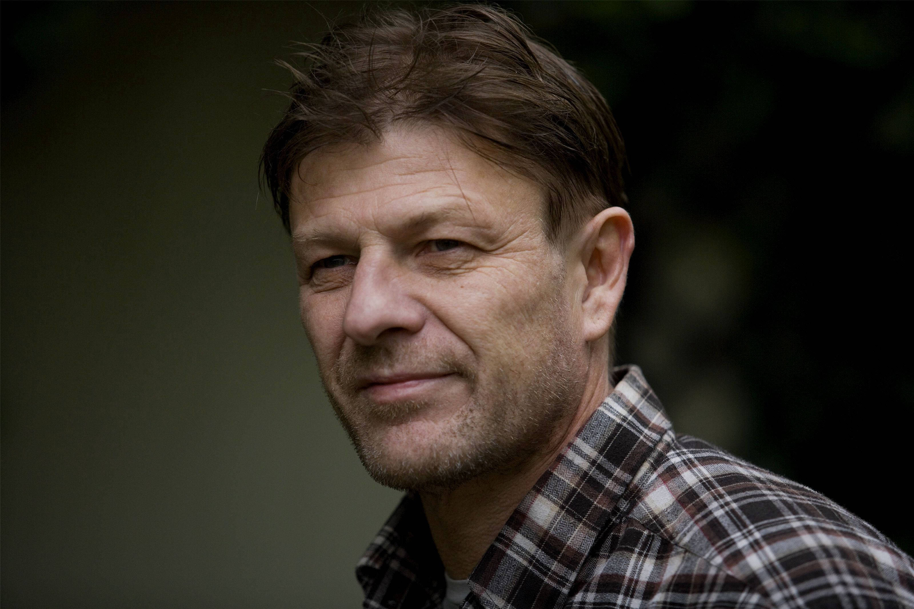 Sean Bean, plaid shirt, stubble, 2K Desktop Wallpaper