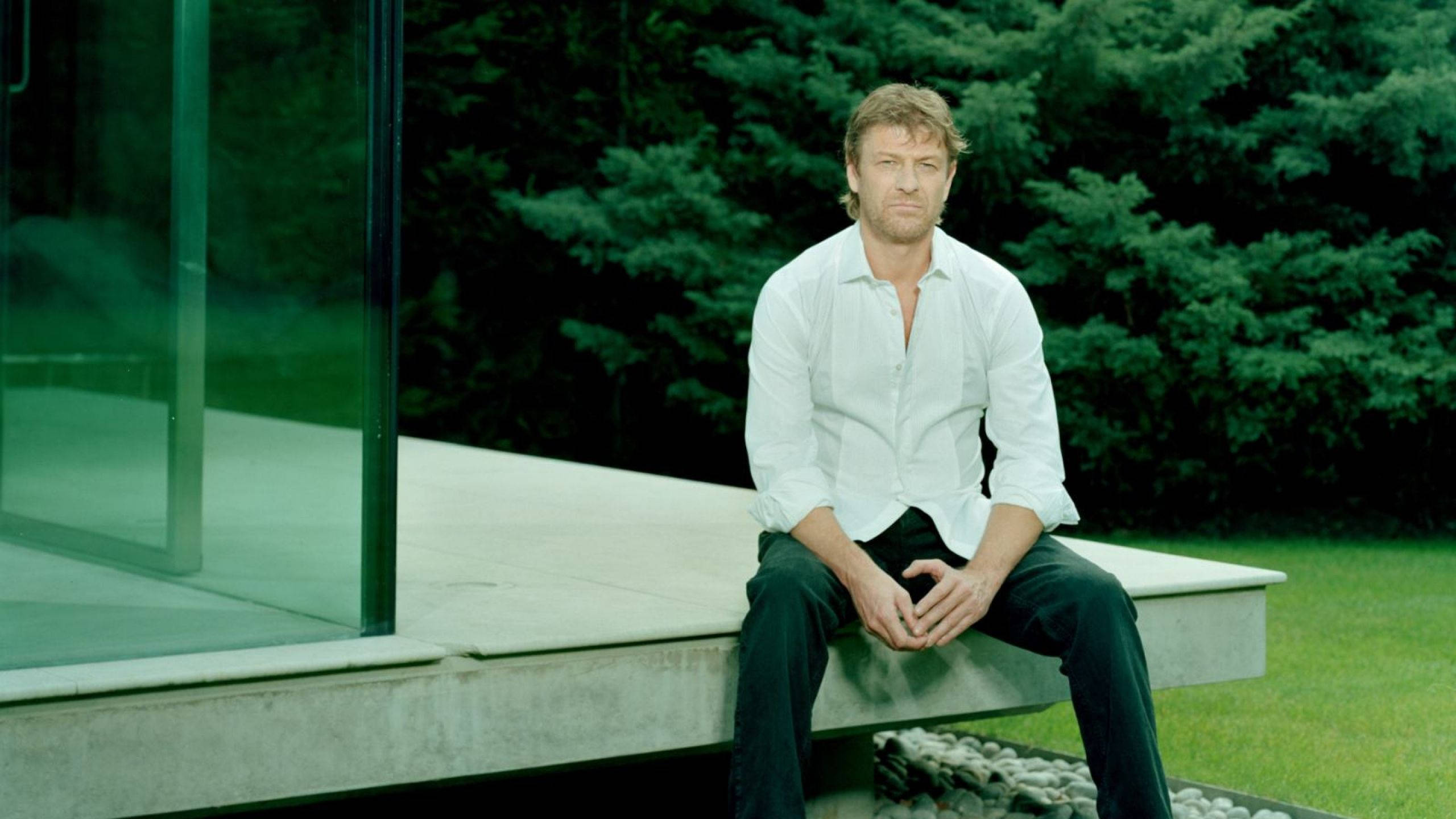Sean Bean, white shirt, modern concrete ledge, 2K Desktop Wallpaper