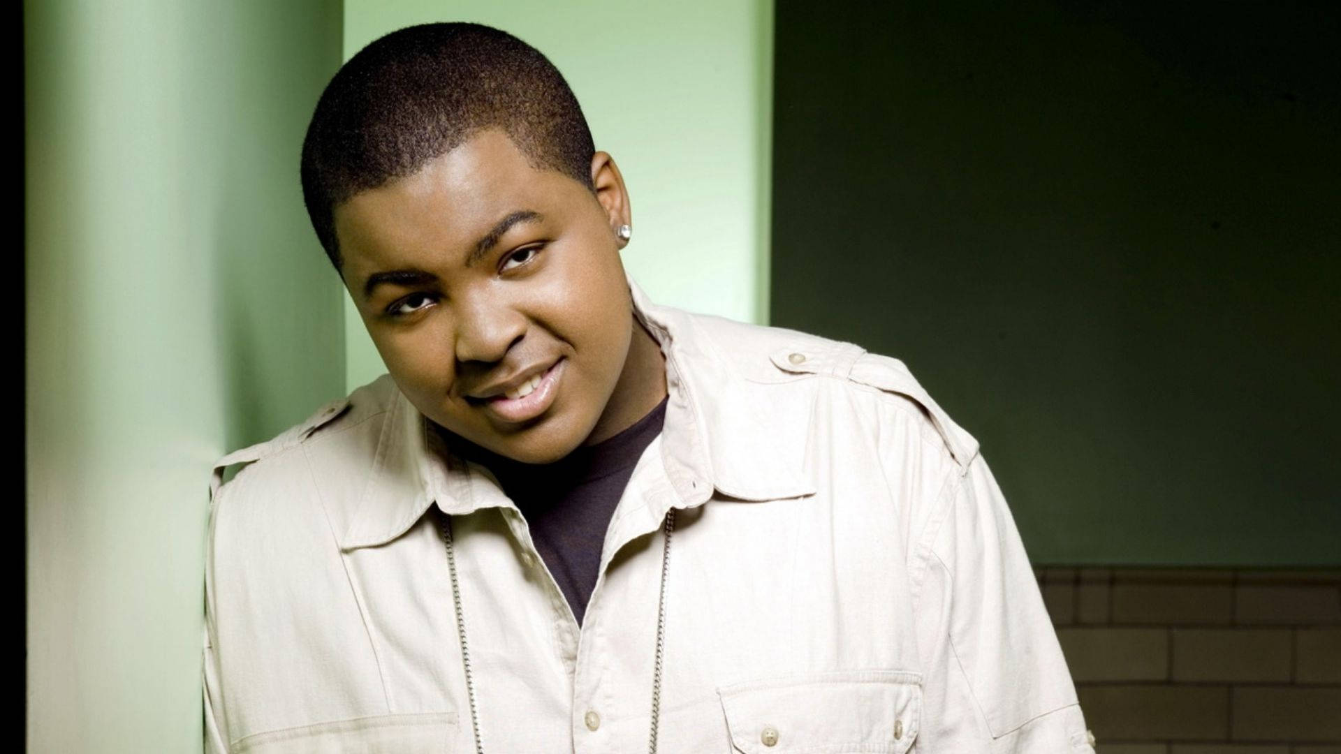 Sean Kingston, beige jacket, soft green background, Full HD Desktop Wallpaper