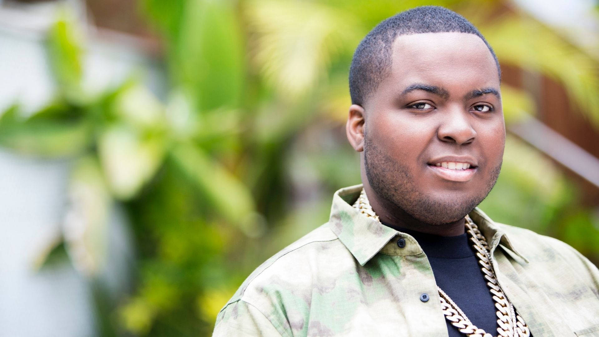 Sean Kingston, gold chain, blurred green foliage background, Full HD Desktop Wallpaper