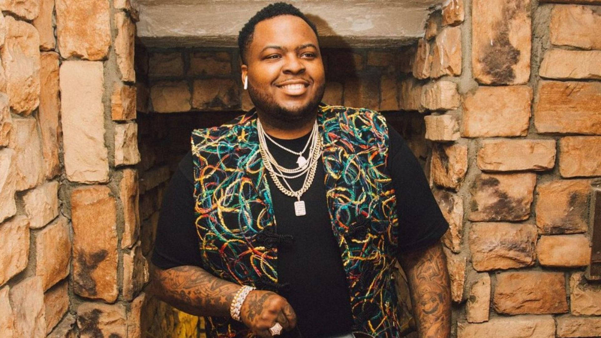 Sean Kingston, colorful patterned vest, gold chains, Full HD Desktop Wallpaper