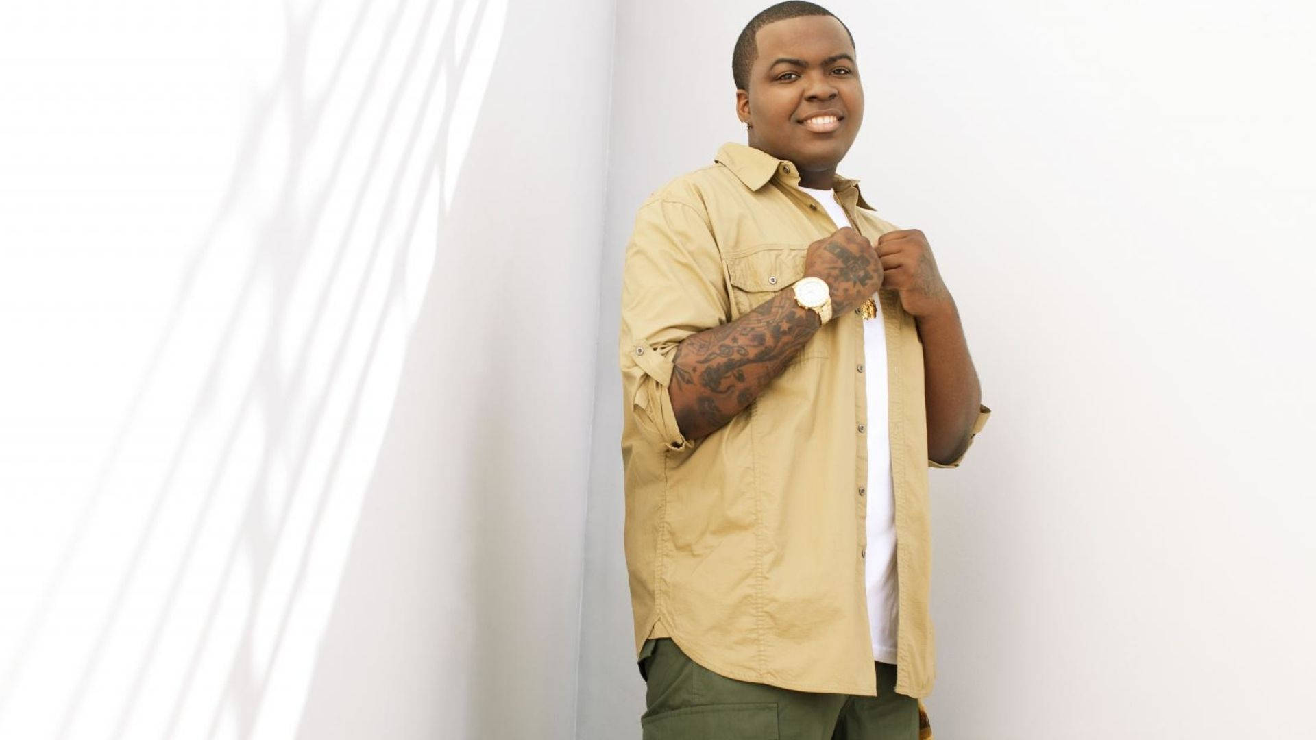Sean Kingston, beige shirt, white wall, Full HD Desktop Wallpaper