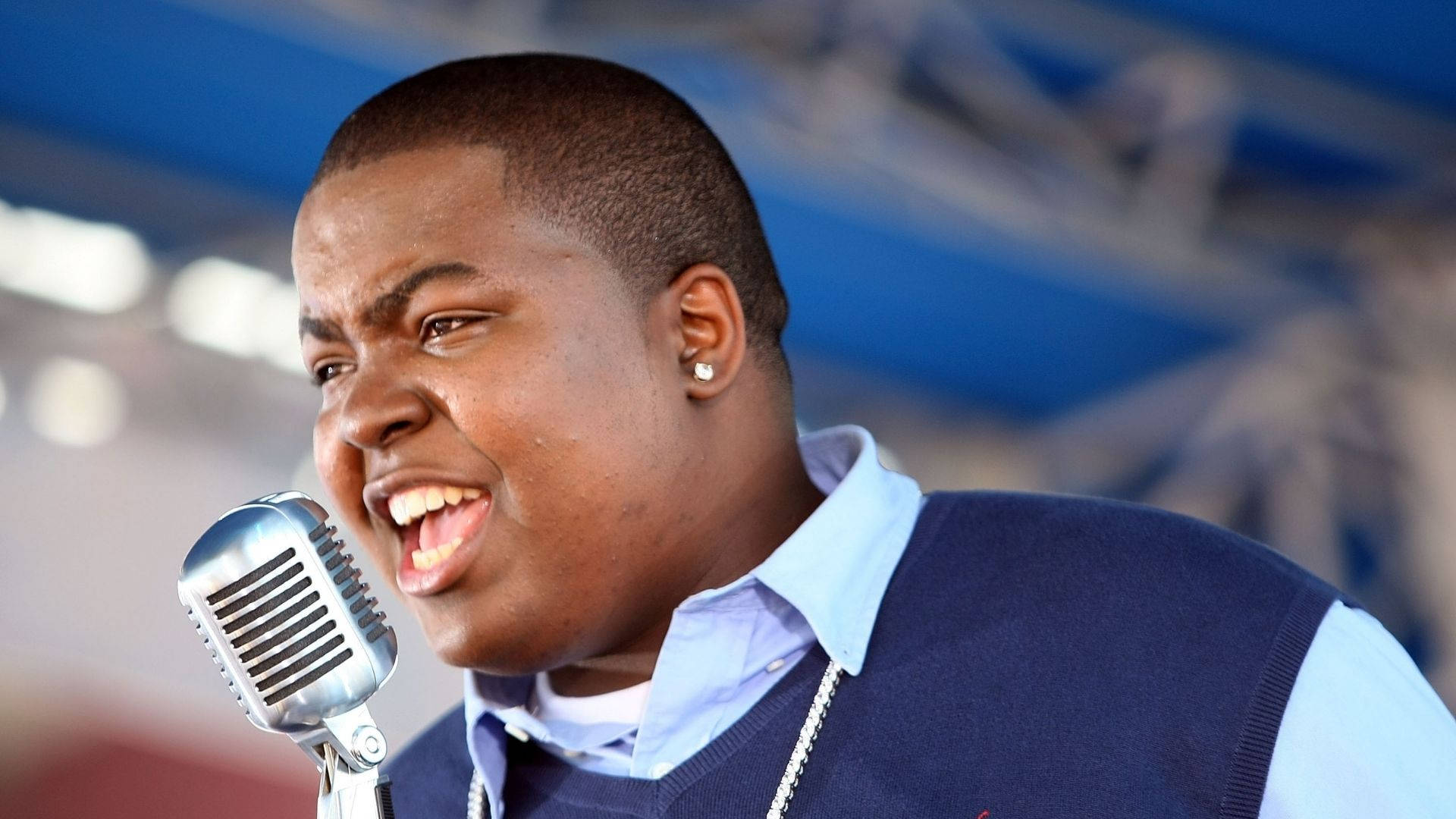 Sean Kingston, vintage silver microphone, outdoor event, Full HD Desktop Wallpaper