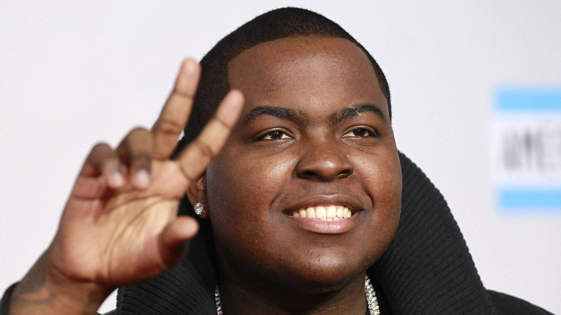 Sean Kingston, peace sign, black sweater, Full HD Desktop Wallpaper