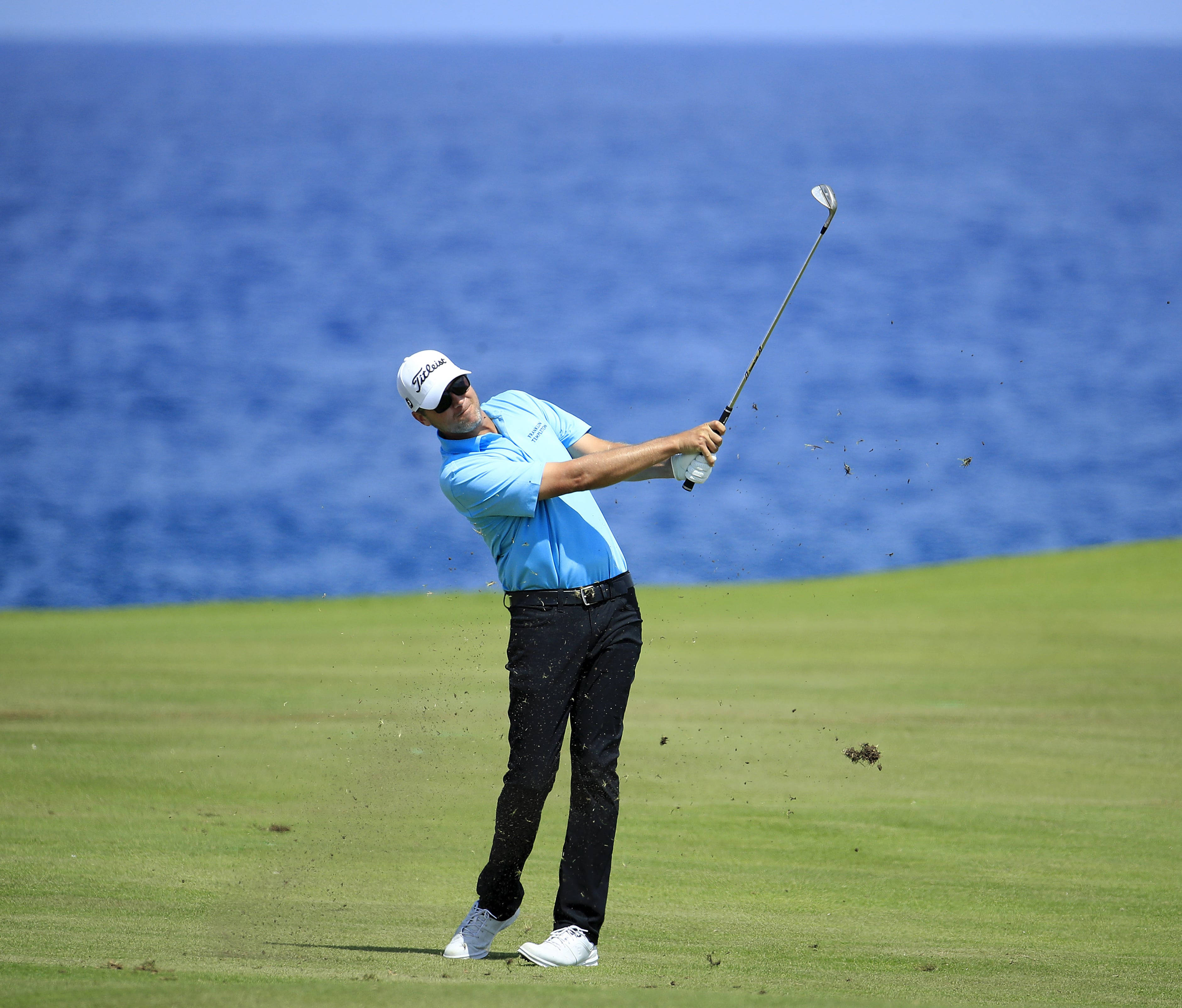 Sean O'hair, mid-swing pose, light blue shirt, 2K Desktop Wallpaper