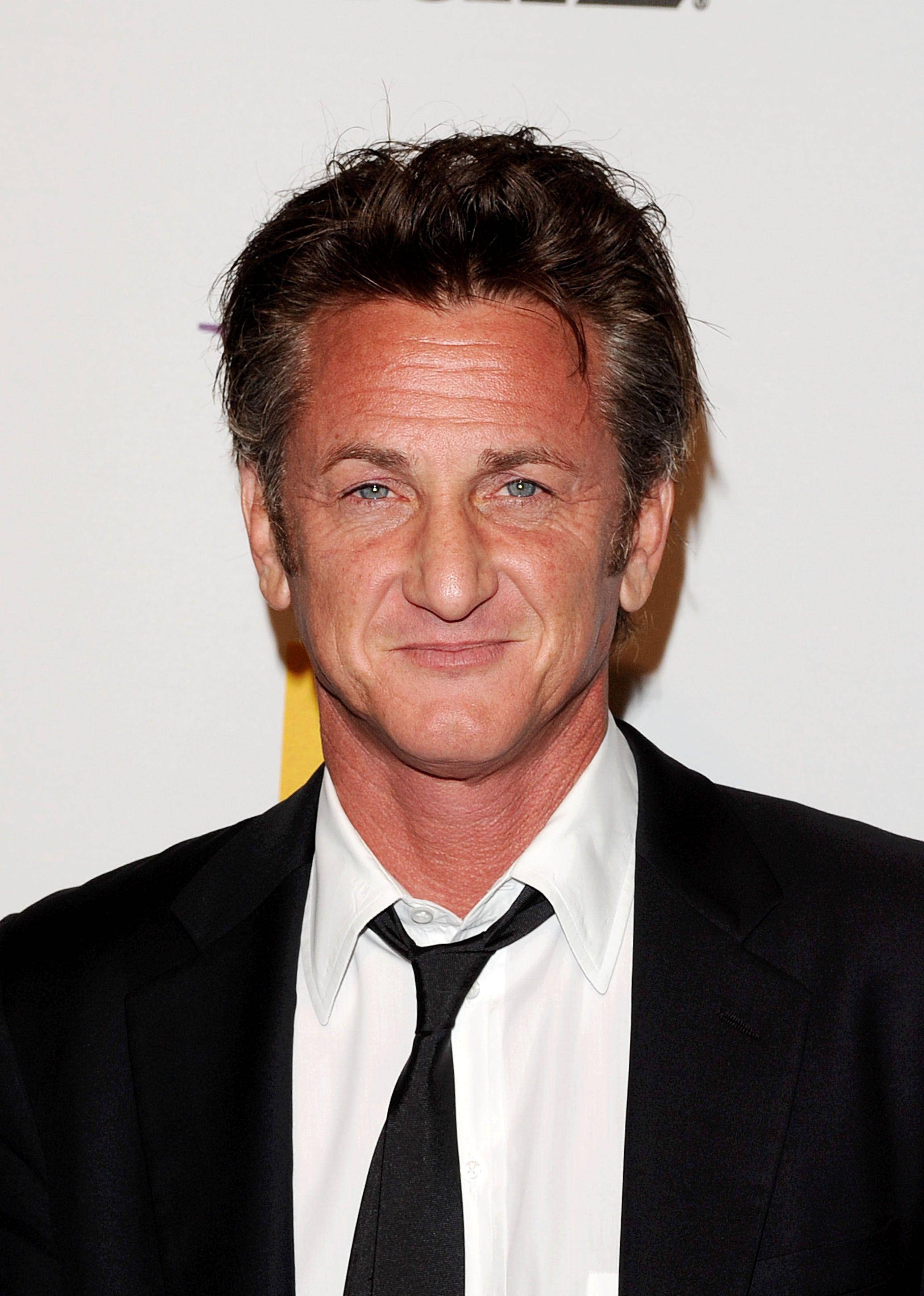 Sean Penn, black suit, tie, 2K Phone Wallpaper