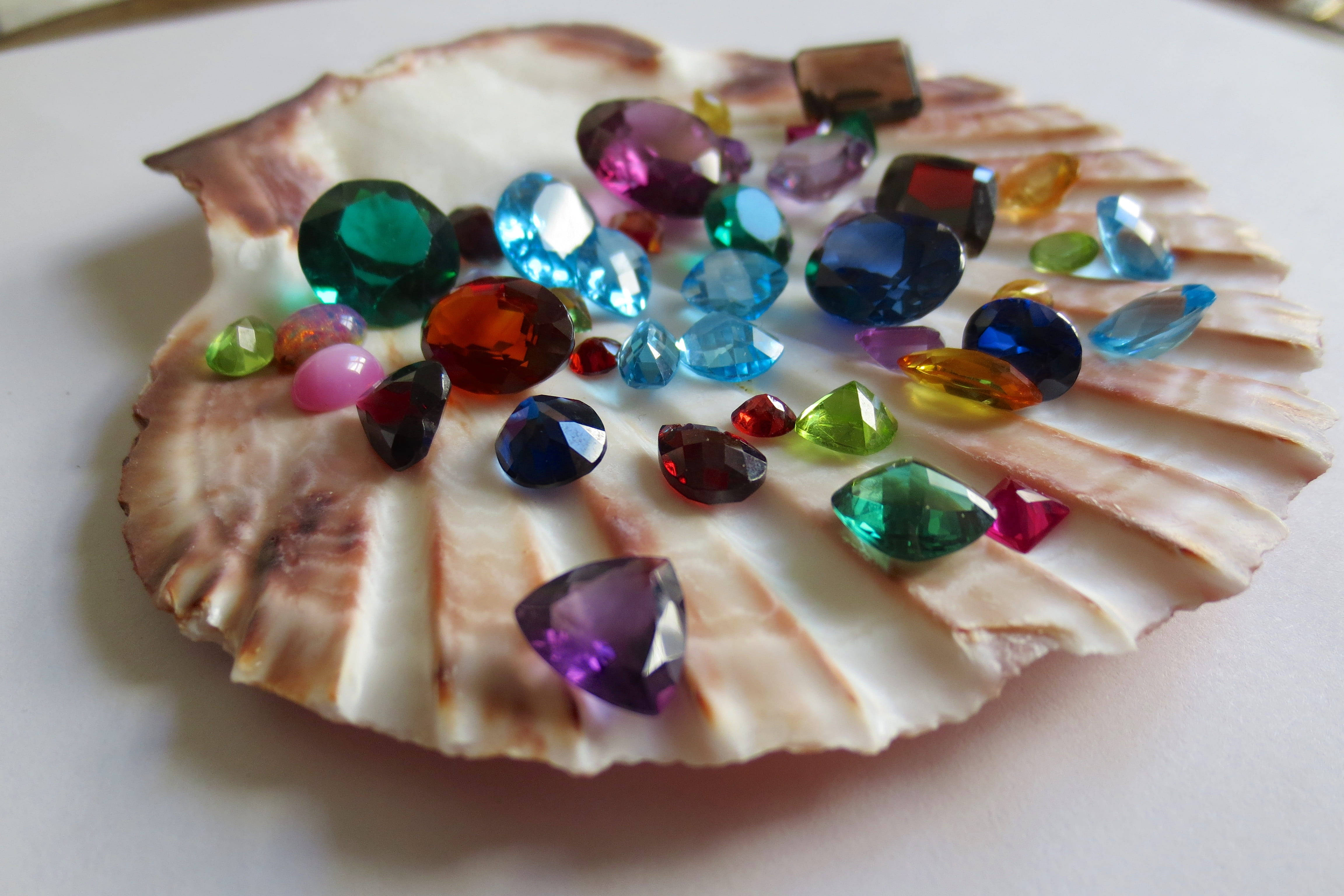 scallops shell, faceted gemstones, vivid colors, 4K Desktop Wallpaper