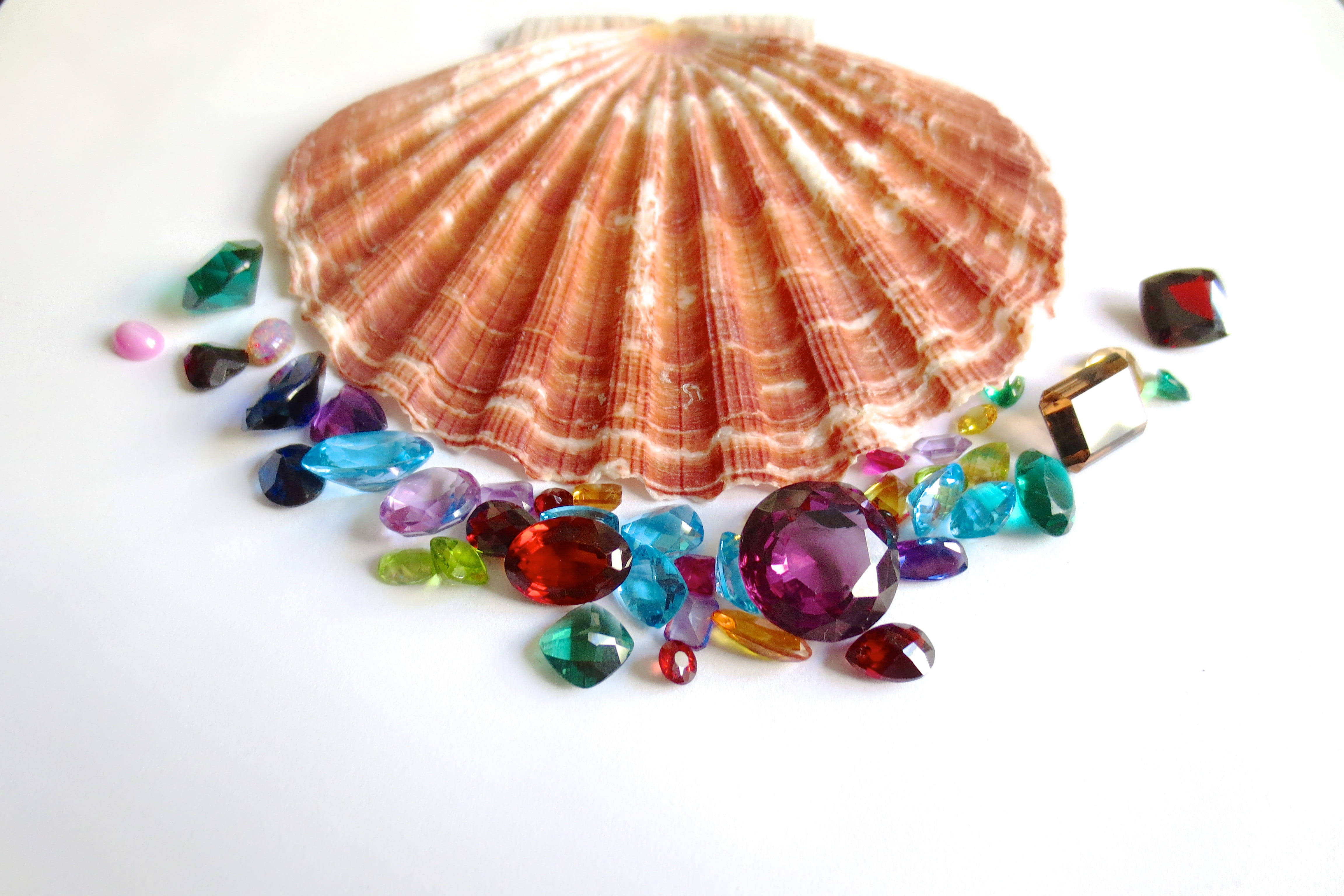 scallops shell, pinkish-orange, colorful faceted gemstones, 4K Desktop Wallpaper