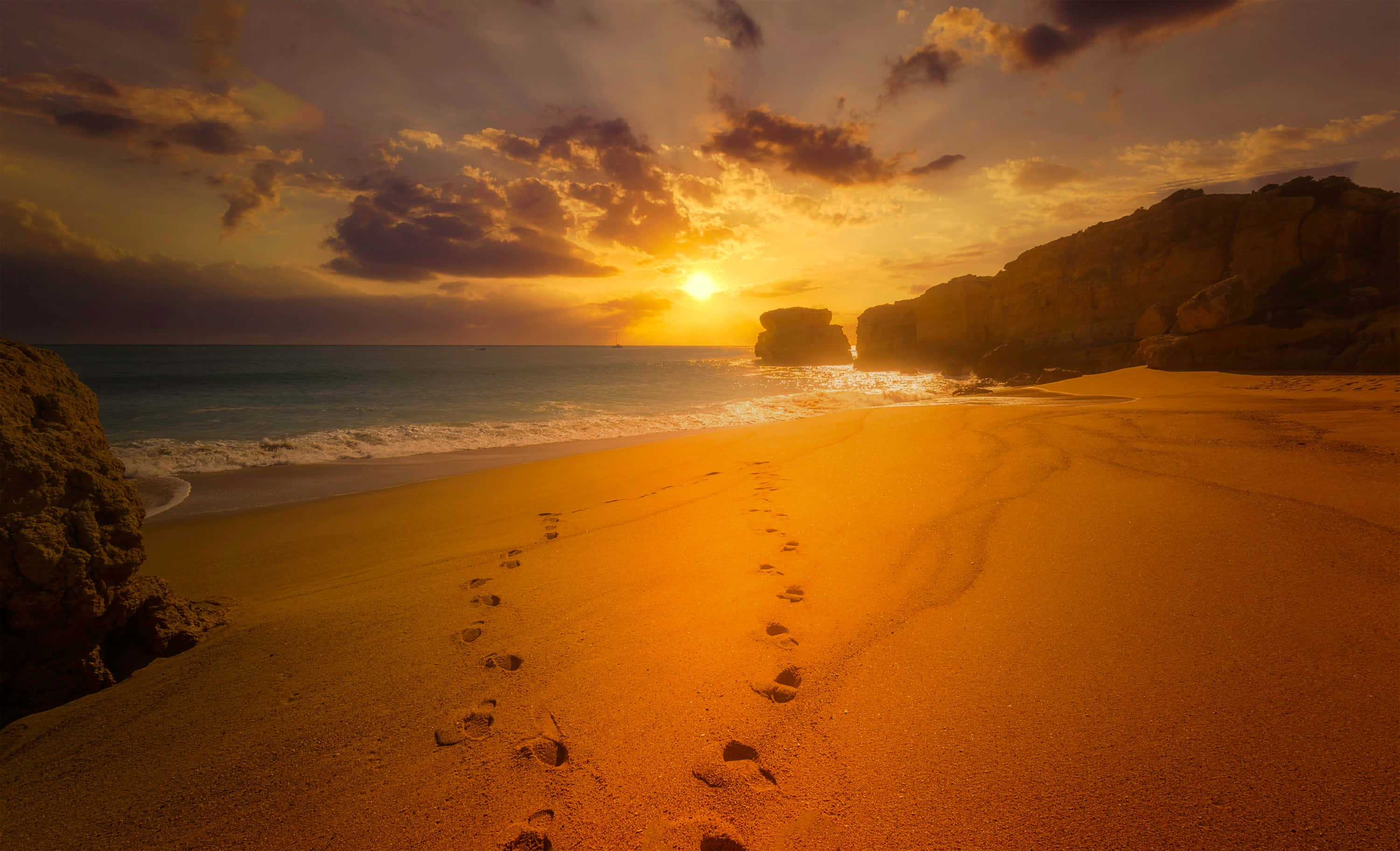Seashore 3000, sandy beach, footprints, 2K Desktop Wallpaper