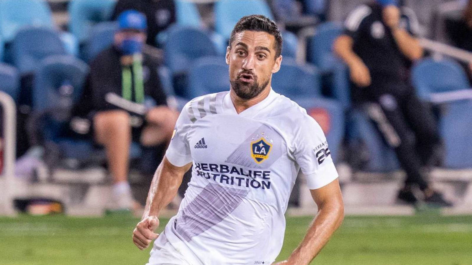 LA Galaxy, white jersey, green field, HD Desktop Wallpaper