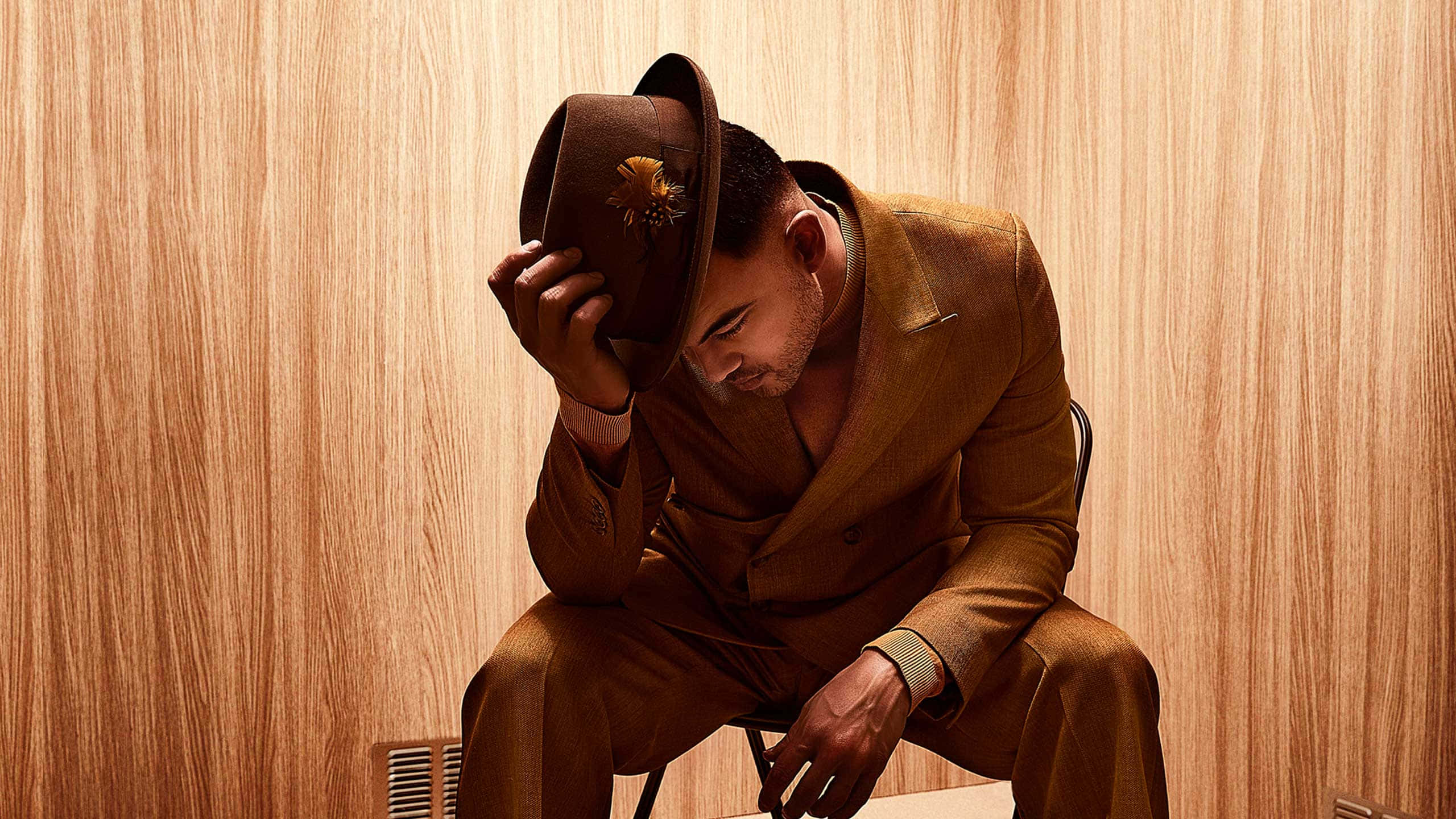 Guy Sebastian, brown suit, hat, 2K Desktop Wallpaper
