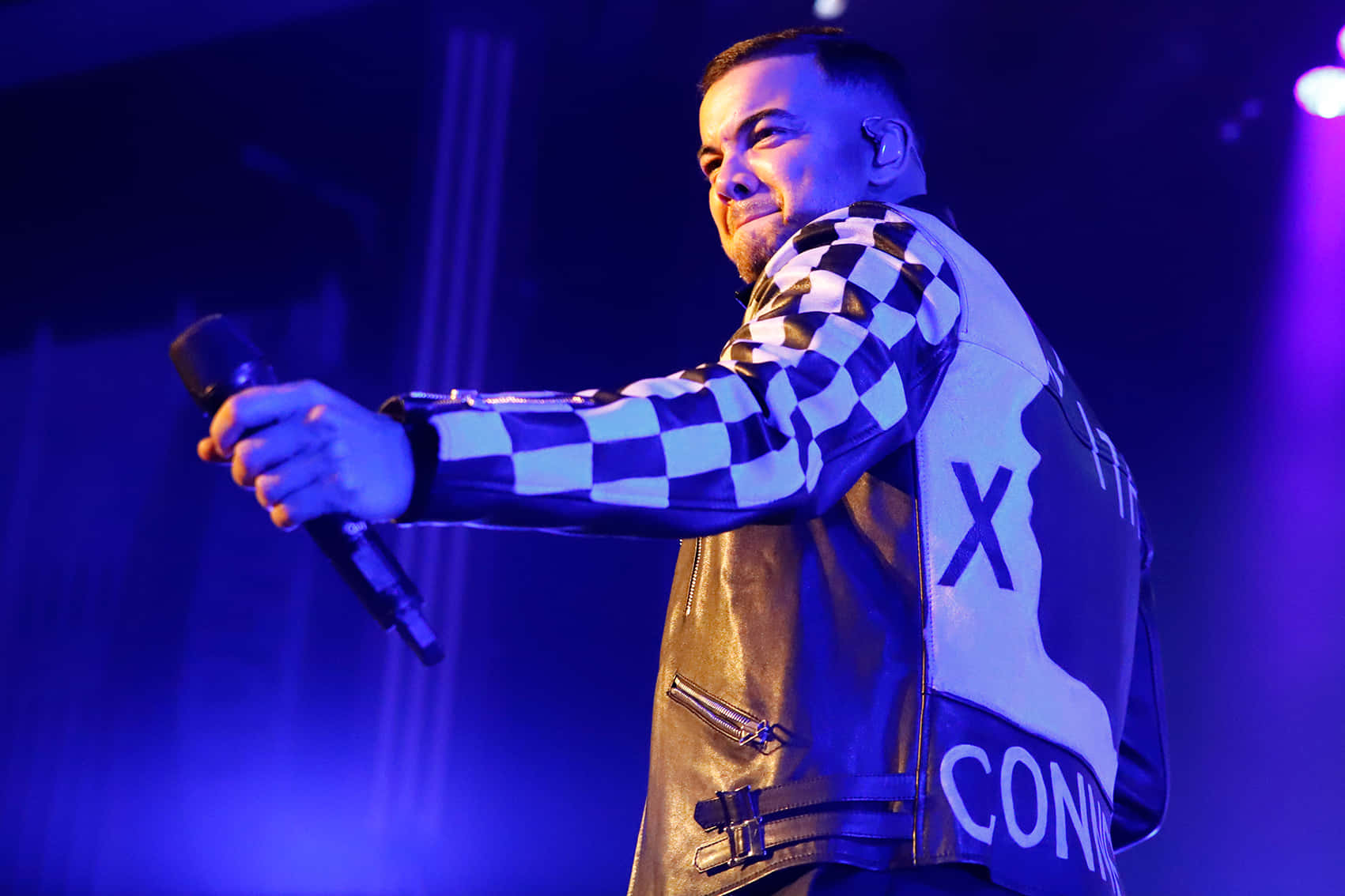 Guy Sebastian, checkered jacket, microphone, HD Desktop Wallpaper
