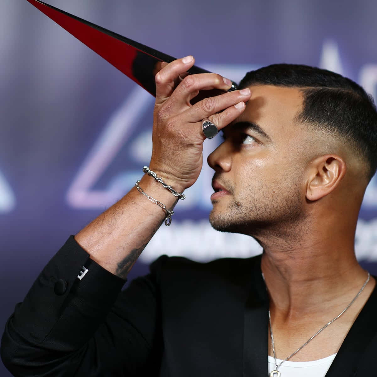 Guy Sebastian, black suit, red and black award trophy, SD Desktop Wallpaper