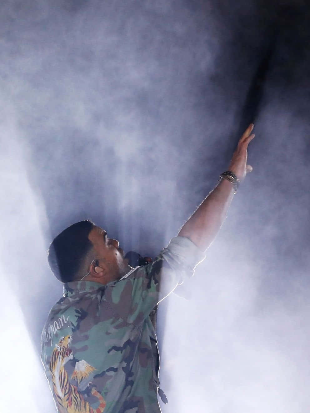 Guy Sebastian, camouflage jacket, tiger graphic, HD Phone Wallpaper
