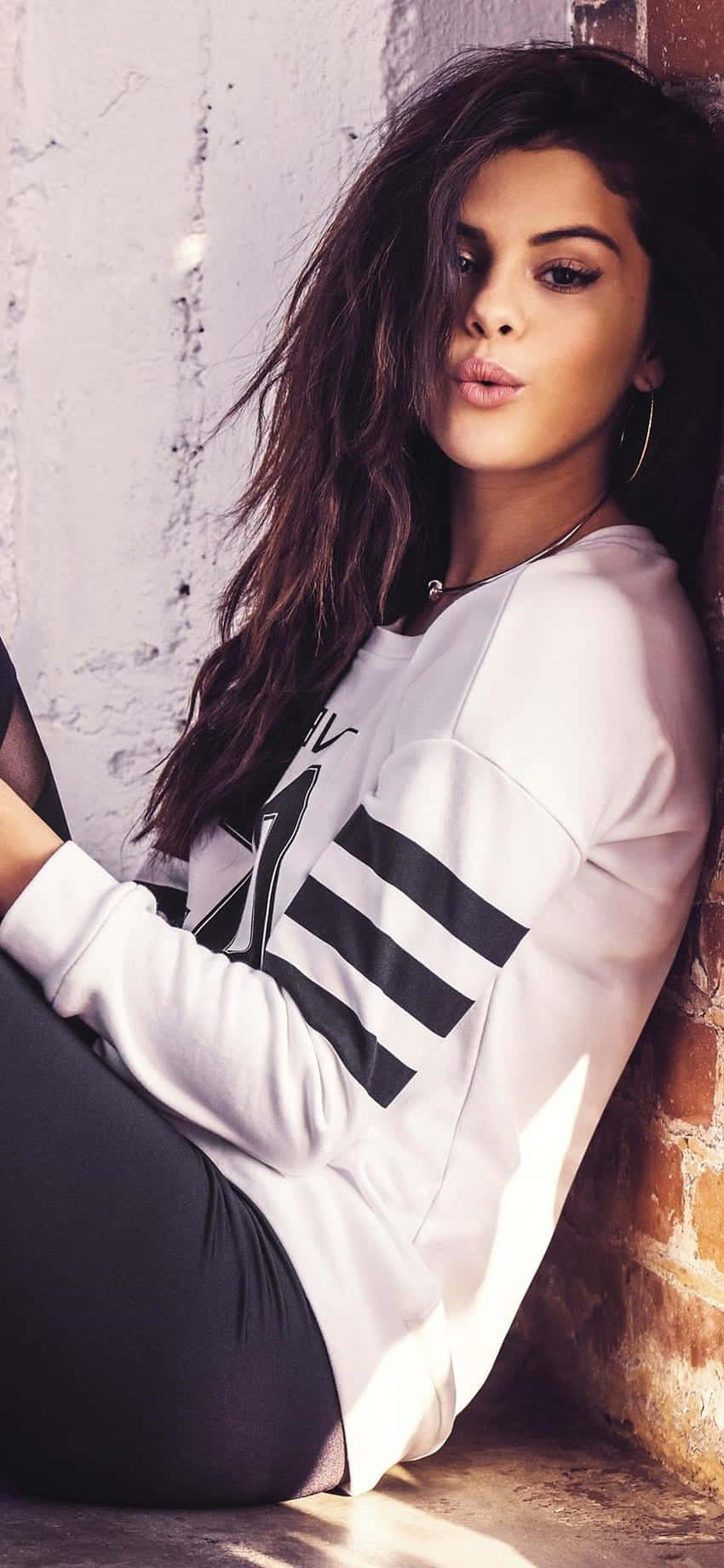 Selena Gomez, rose gold iPhone, brick wall, HD Phone Wallpaper