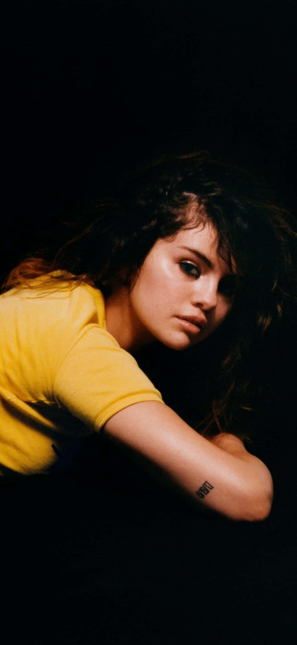 Selena Gomez, iPhone, yellow shirt, Full HD Phone Wallpaper