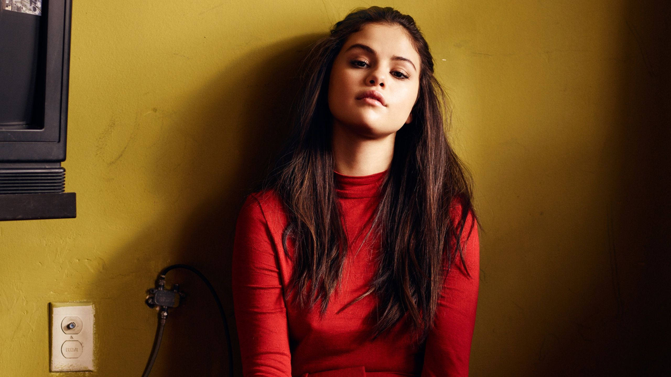 Selena Gomez, red turtleneck, mustard yellow wall, 2K Desktop Wallpaper