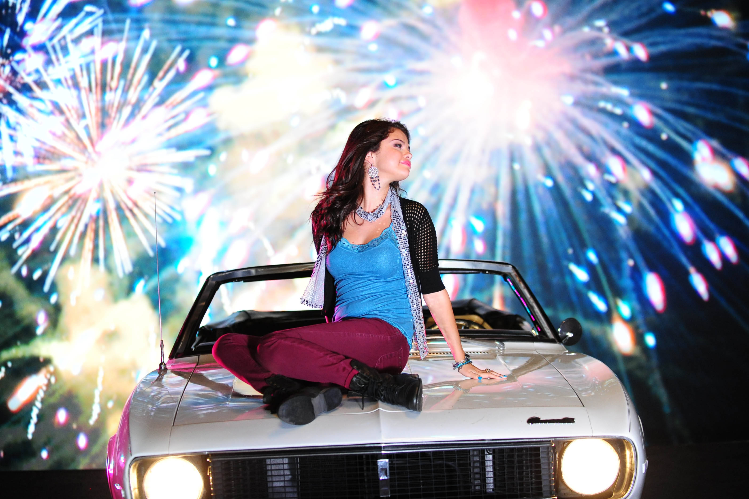 Selena Gomez, fireworks, blue and white display, 2K Desktop Wallpaper