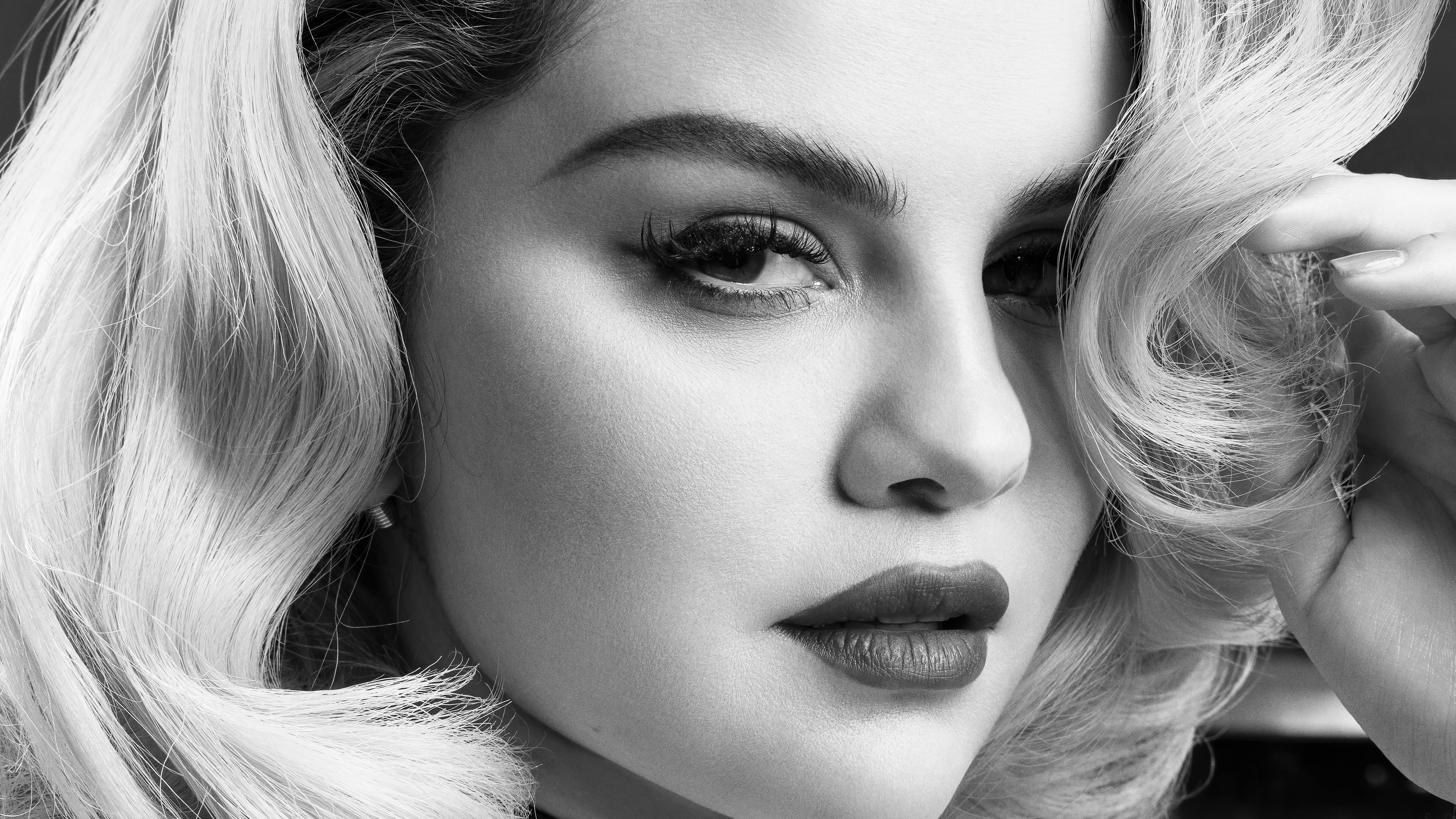 Selena Gomez, blonde curls, bold makeup, 5K Desktop Wallpaper