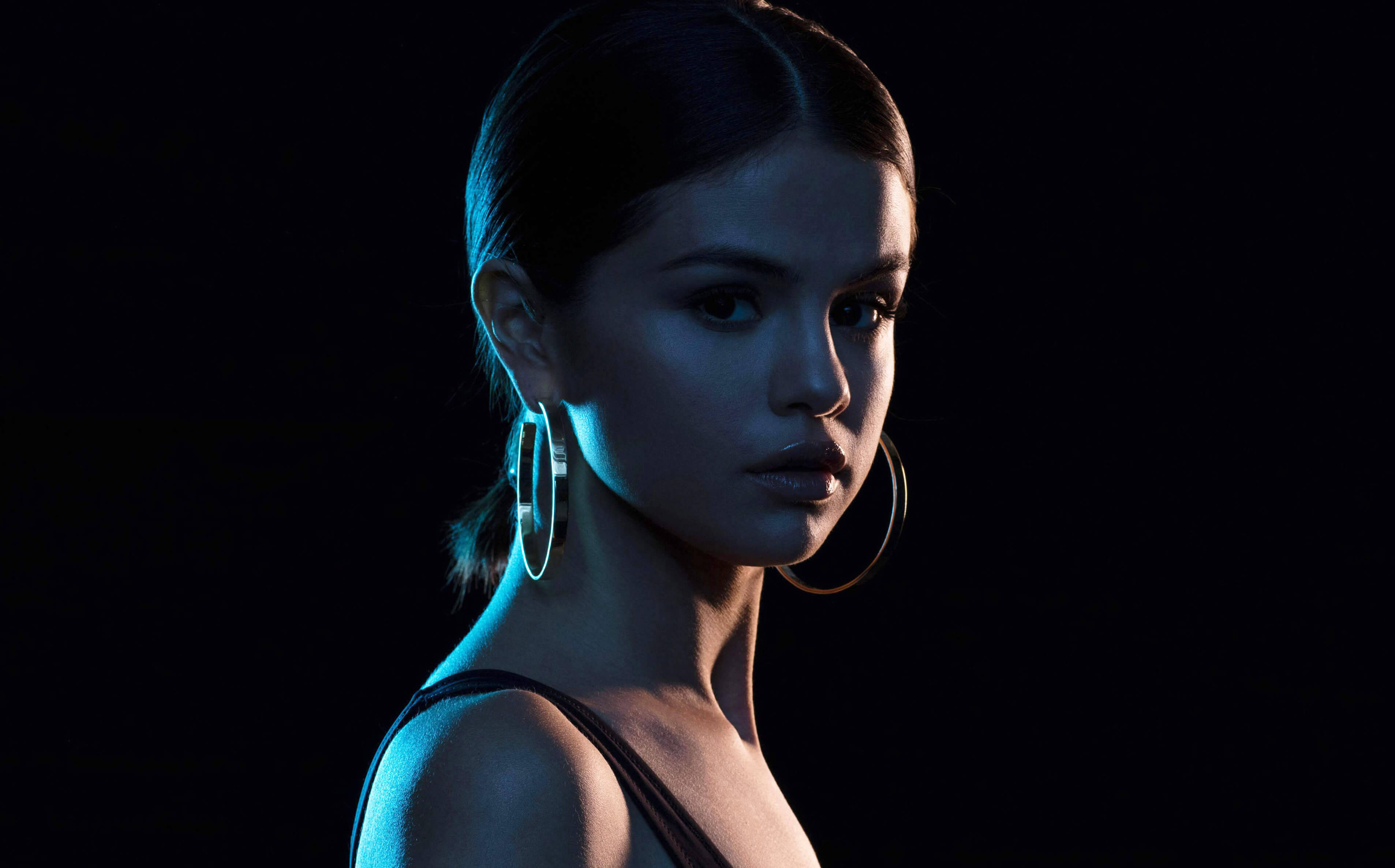Selena Gomez, dark hair, large hoop earrings, 2K Desktop Wallpaper