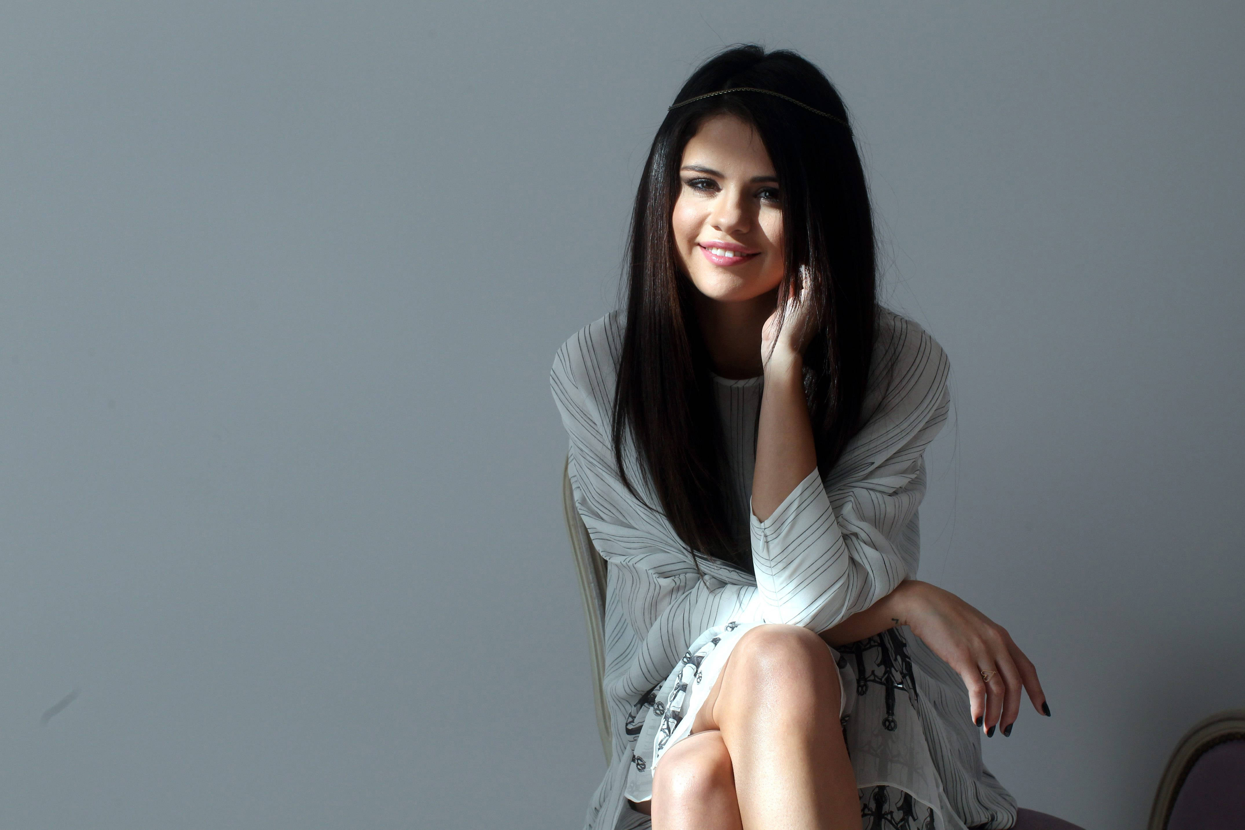 Selena Gomez, long dark hair, plain gray wall, 4K Desktop Wallpaper