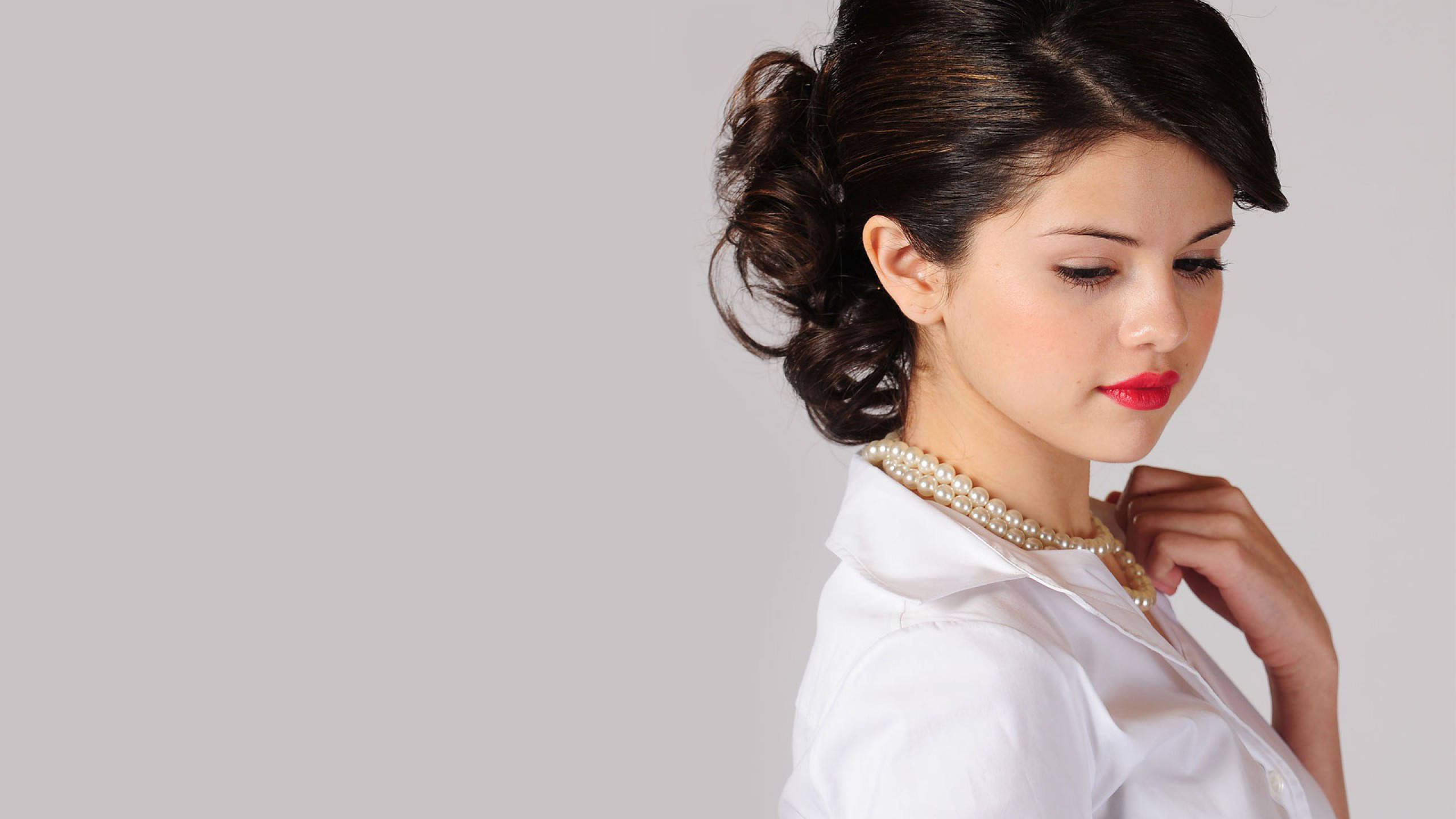 Selena Gomez, dark curled hair, red lips, 2K Desktop Wallpaper