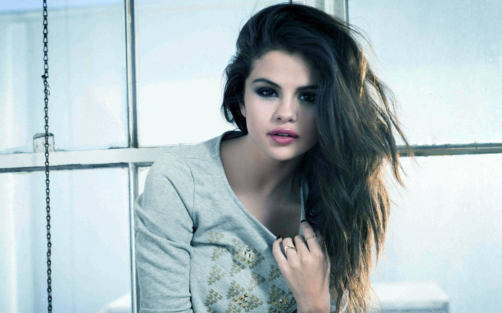 Selena Gomez, dark tousled hair, smoky eyes, Full HD Desktop Wallpaper