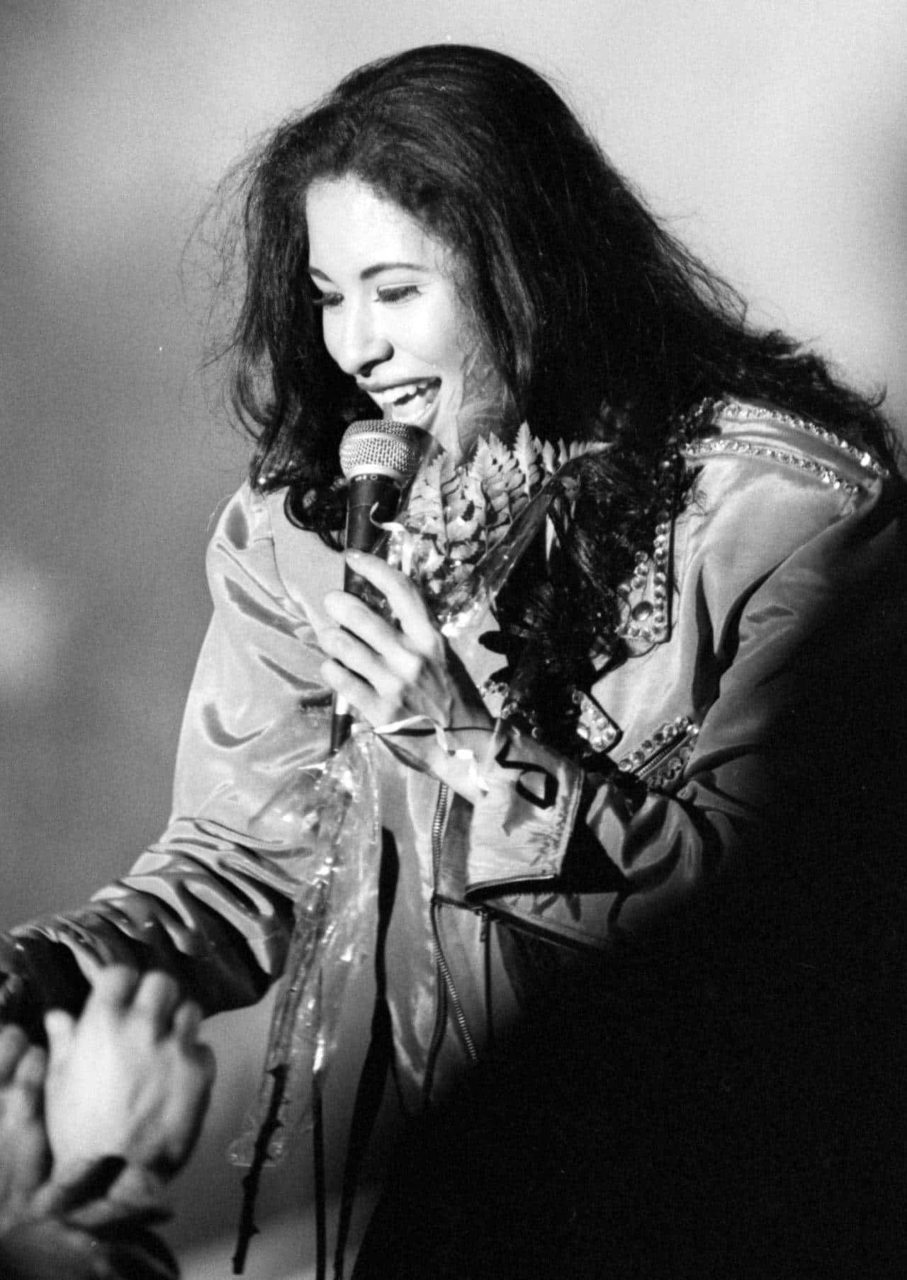 Selena Quintanilla, iPhone, microphone, HD Phone Wallpaper