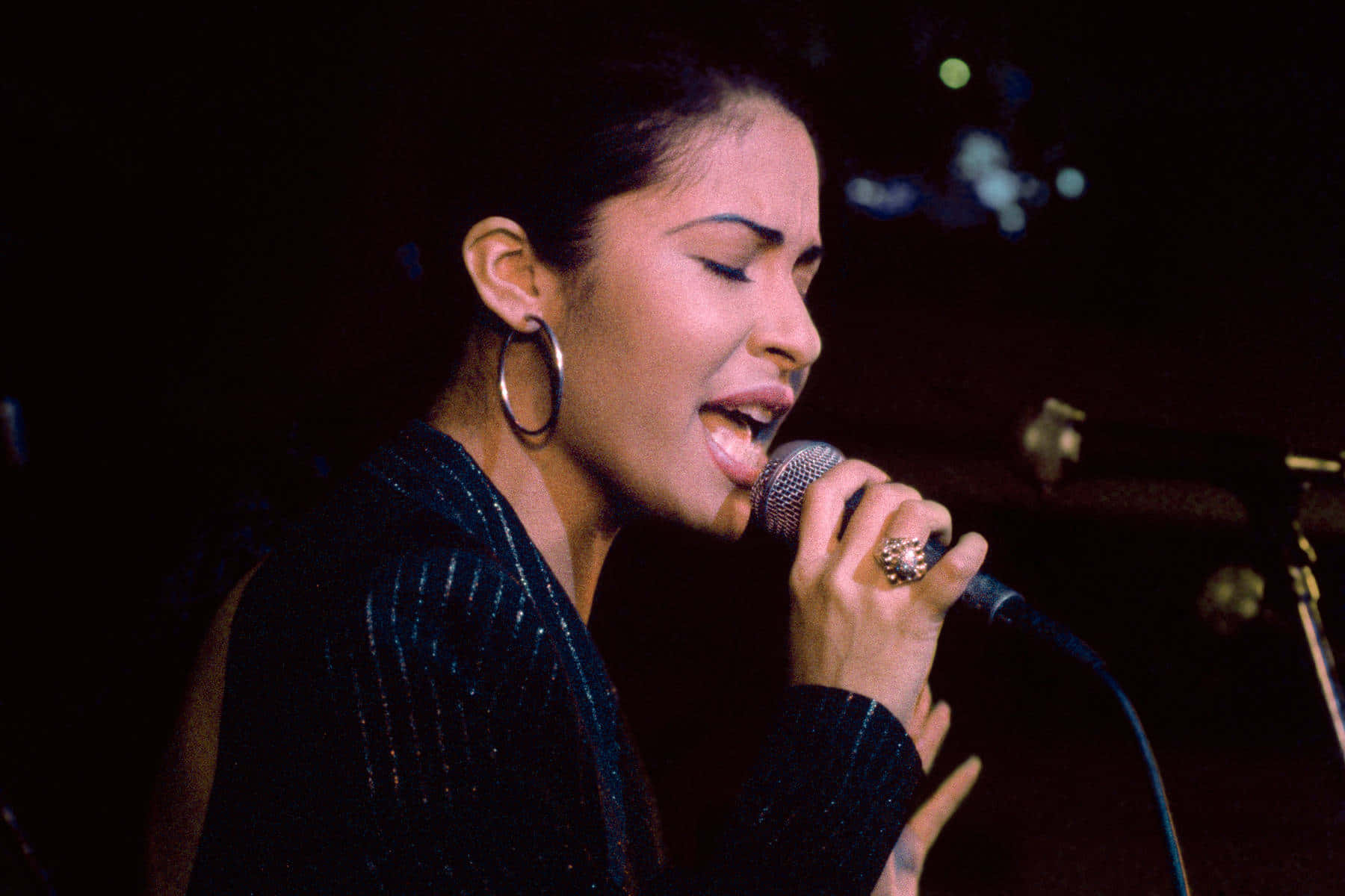 Selena Quintanilla, hoop earrings, microphone, HD Desktop Wallpaper