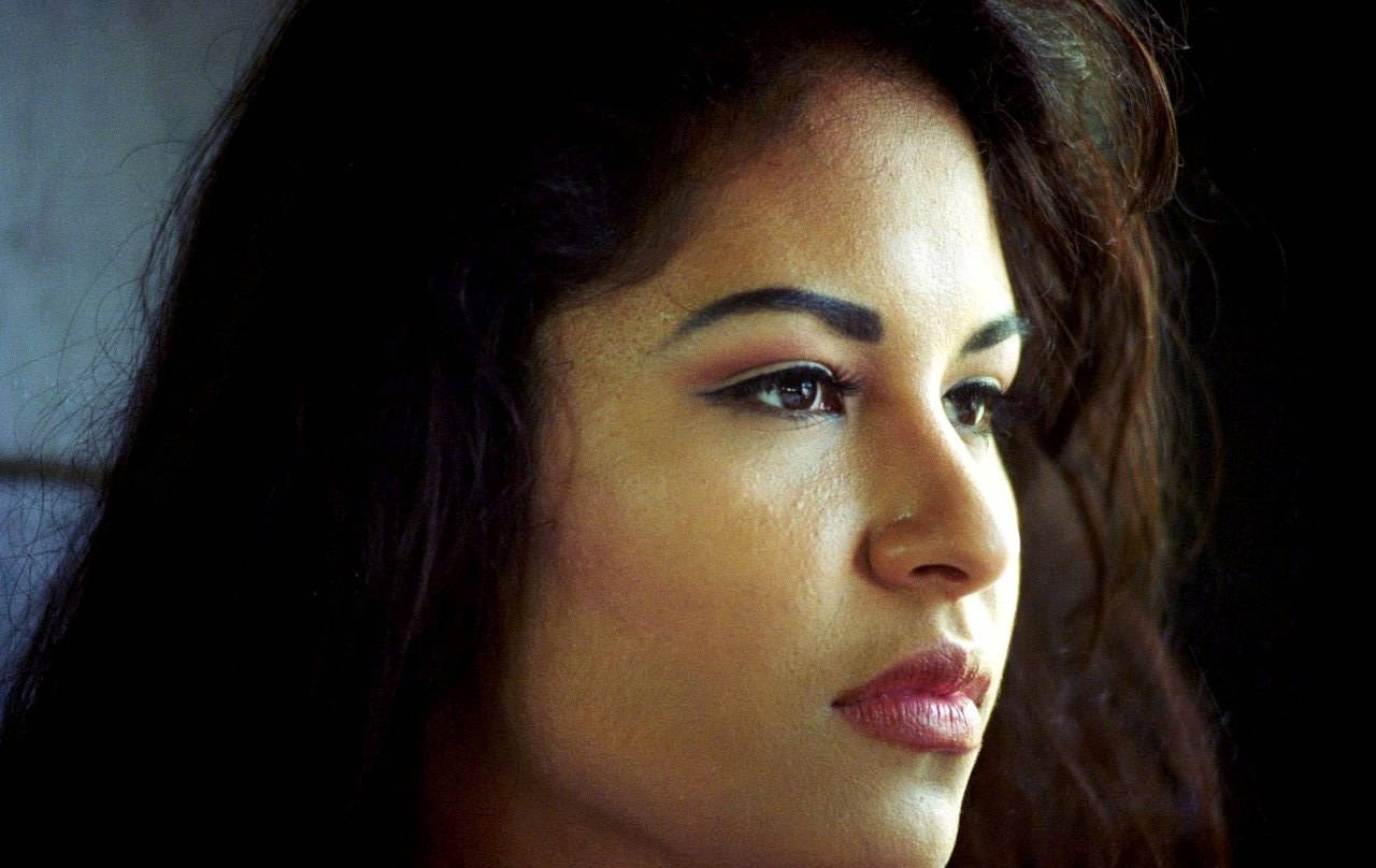 Selena Quintanilla, dark hair, intense gaze, HD Desktop Wallpaper