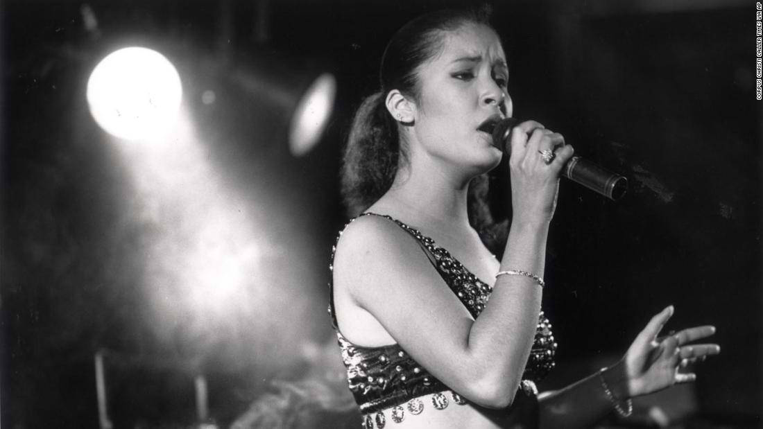 Selena Quintanilla, female singer, performing on stage, SD Desktop Wallpaper
