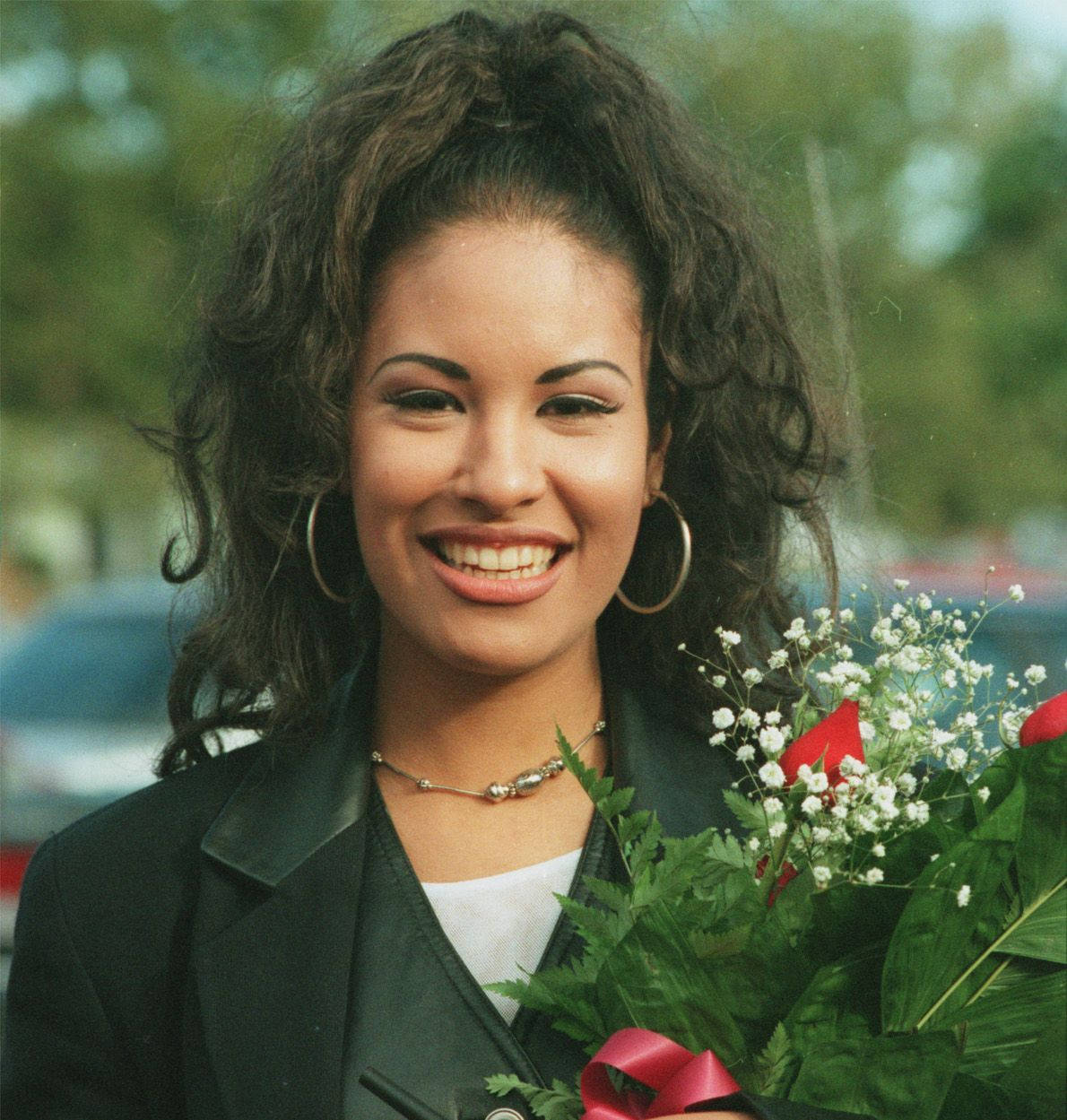 Selena Quintanilla, high ponytail, curly hair, SD Phone Wallpaper