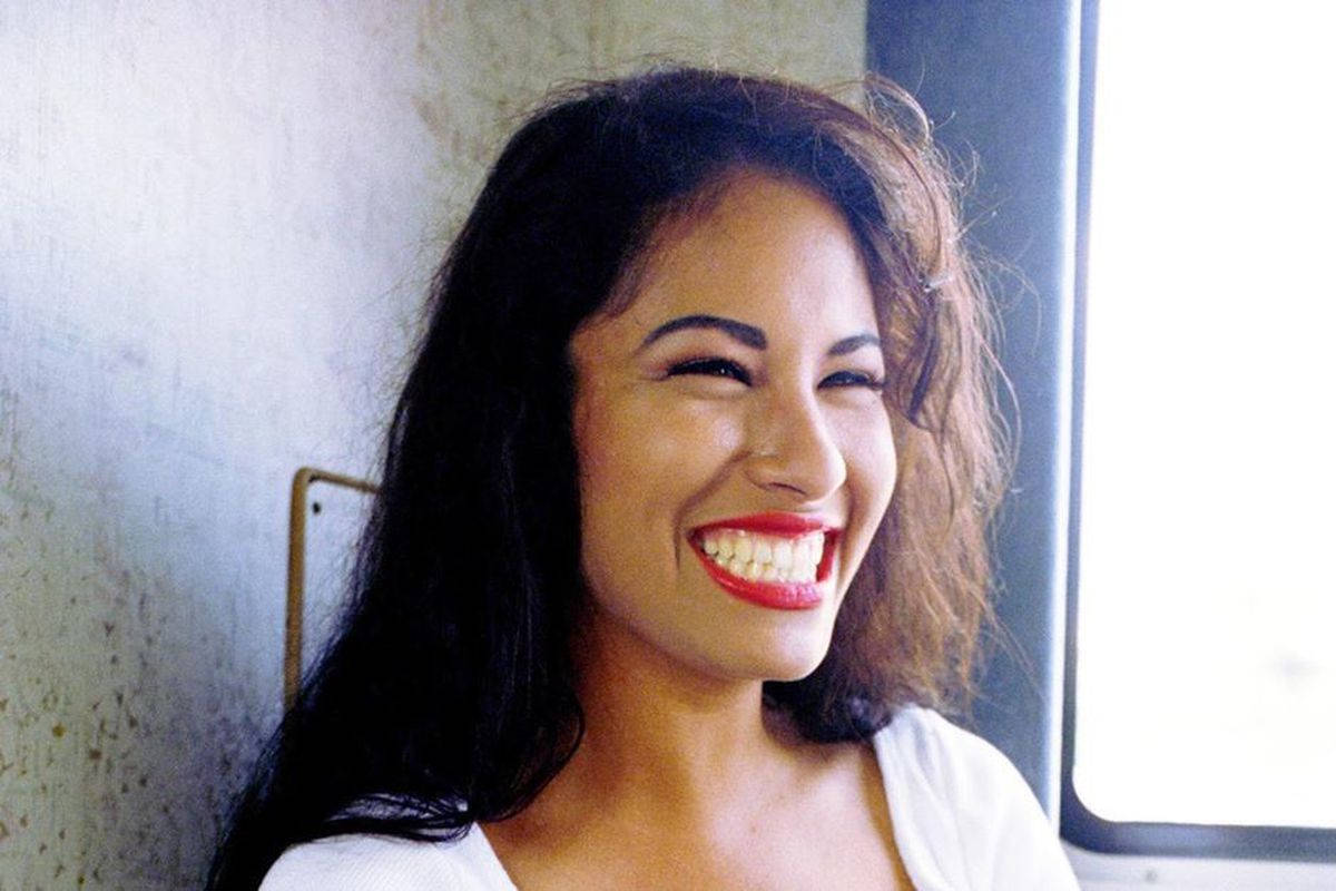 Selena Quintanilla, bright red lipstick, textured wall, SD Desktop Wallpaper