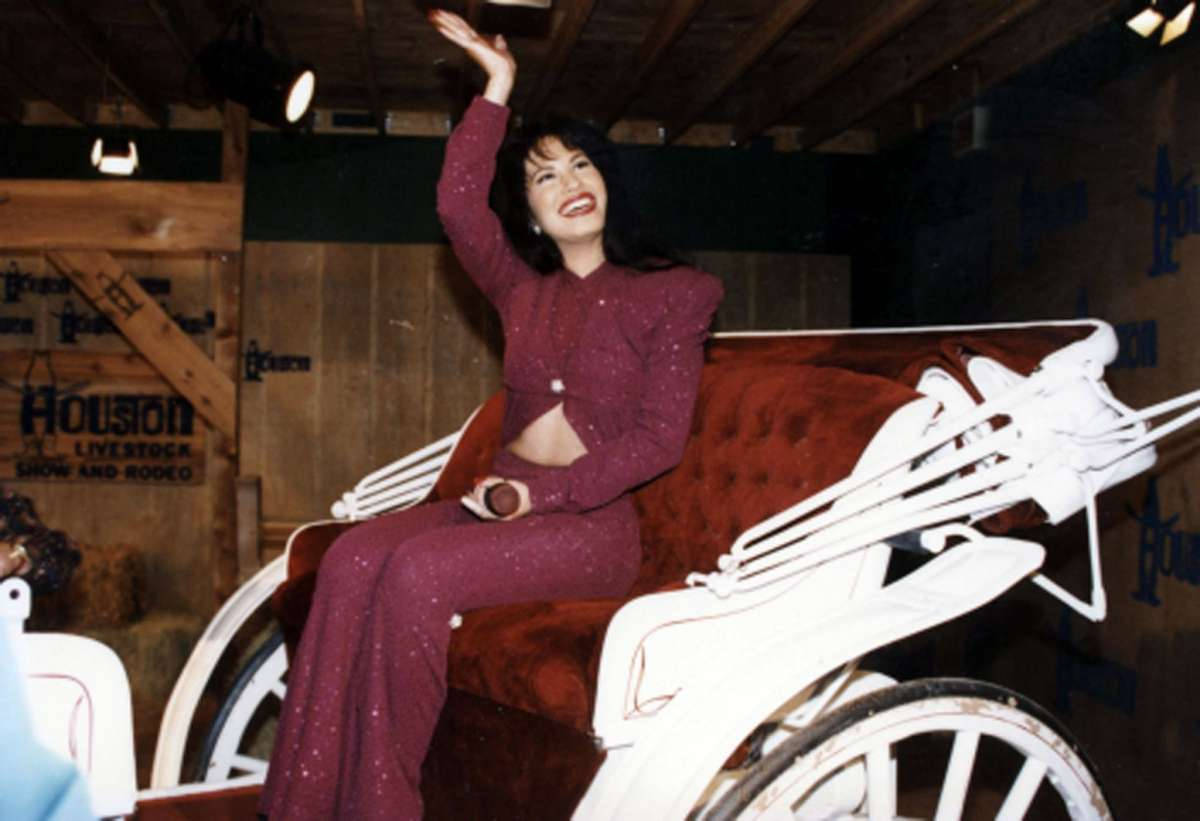 Selena Quintanilla, maroon jumpsuit, white carriage, SD Desktop Wallpaper
