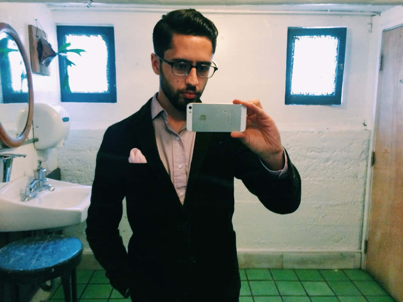 mirror selfie man, black suit, vintage bathroom, HD Desktop Wallpaper