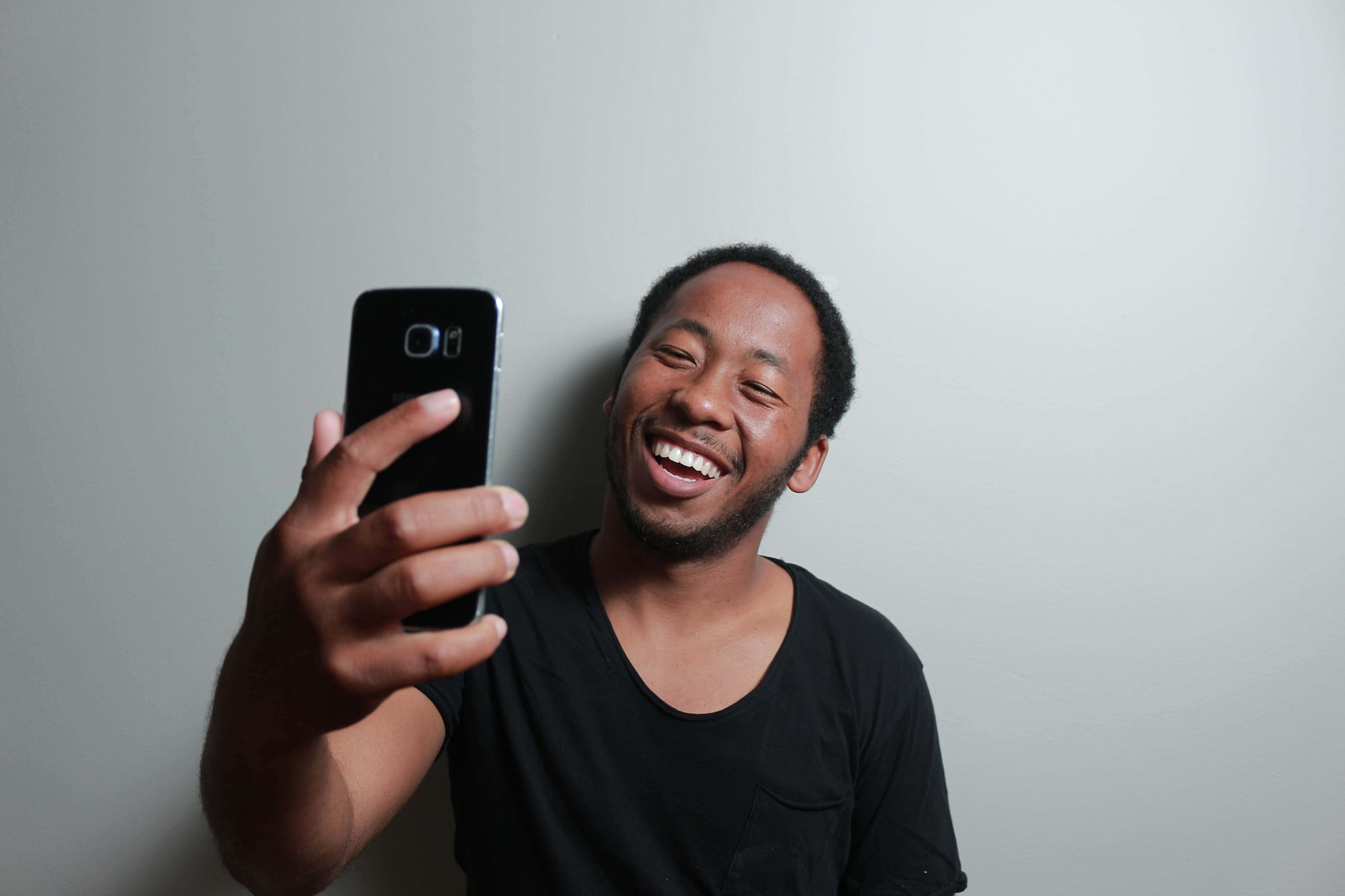 man, selfie, plain gray wall, 4K Desktop Wallpaper