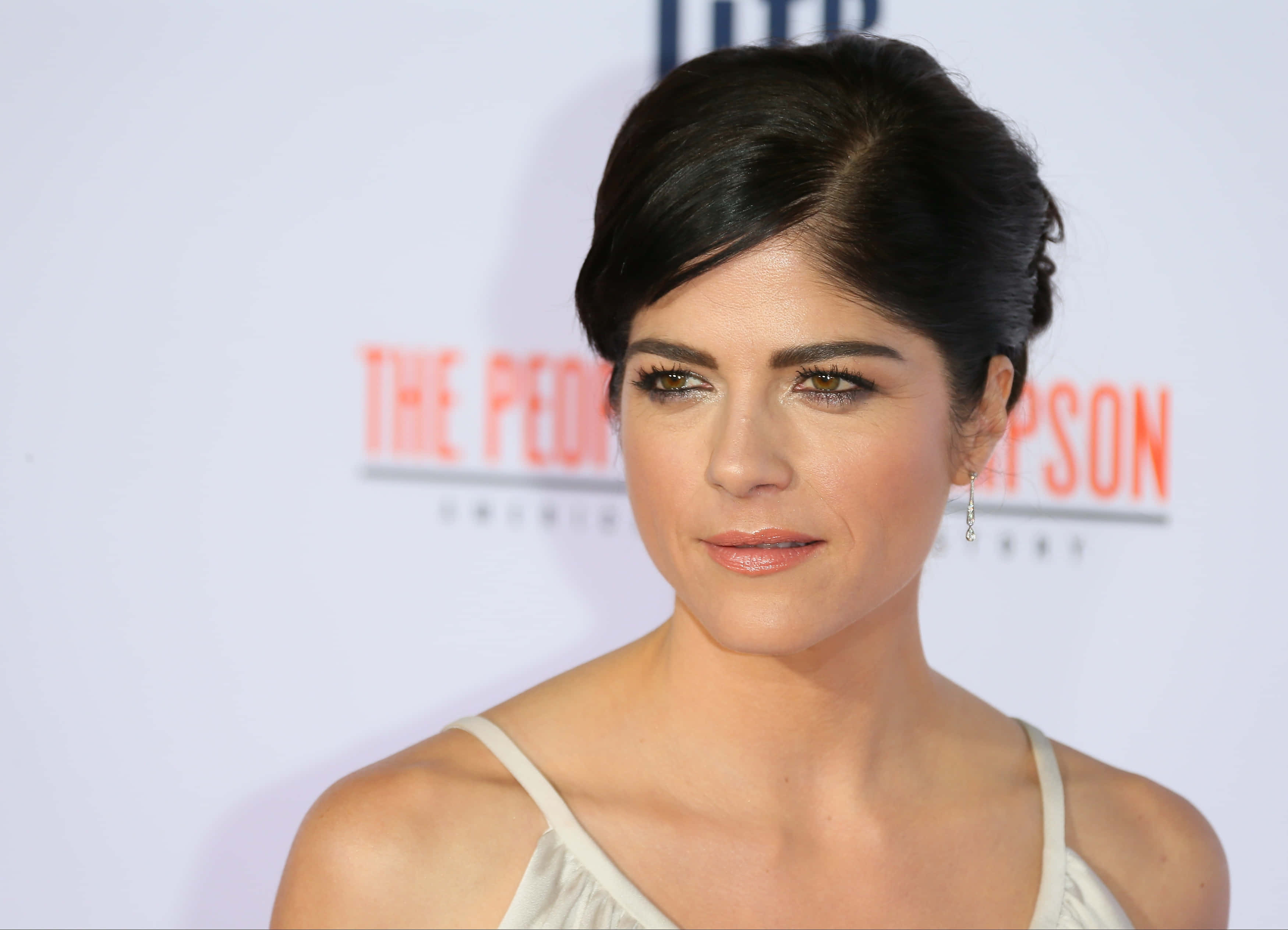 Selma Blair, white dress, elegant earrings, 2K Desktop Wallpaper