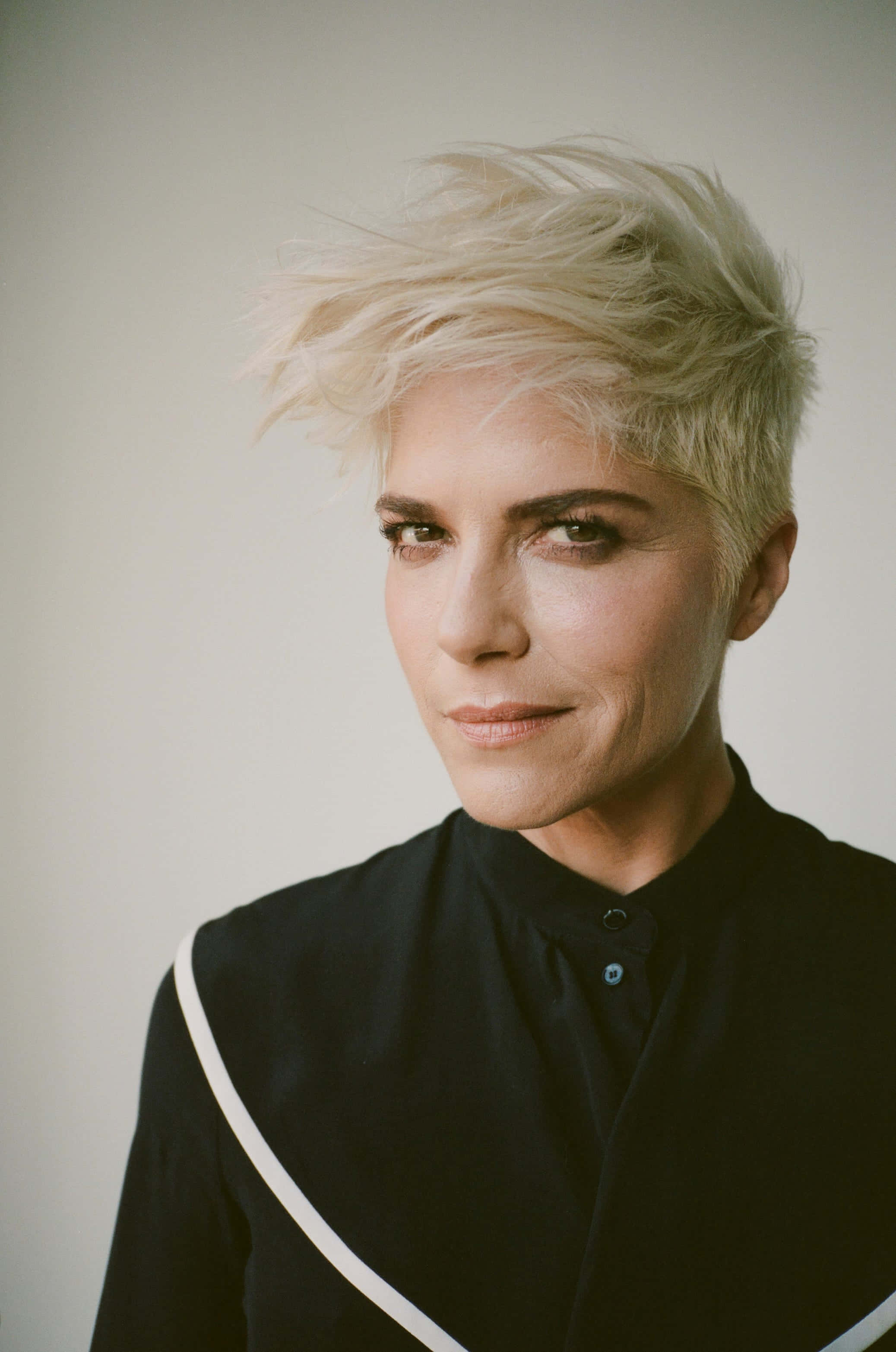 Selma Blair, platinum blonde hair, black shirt with white trim, 2K Phone Wallpaper