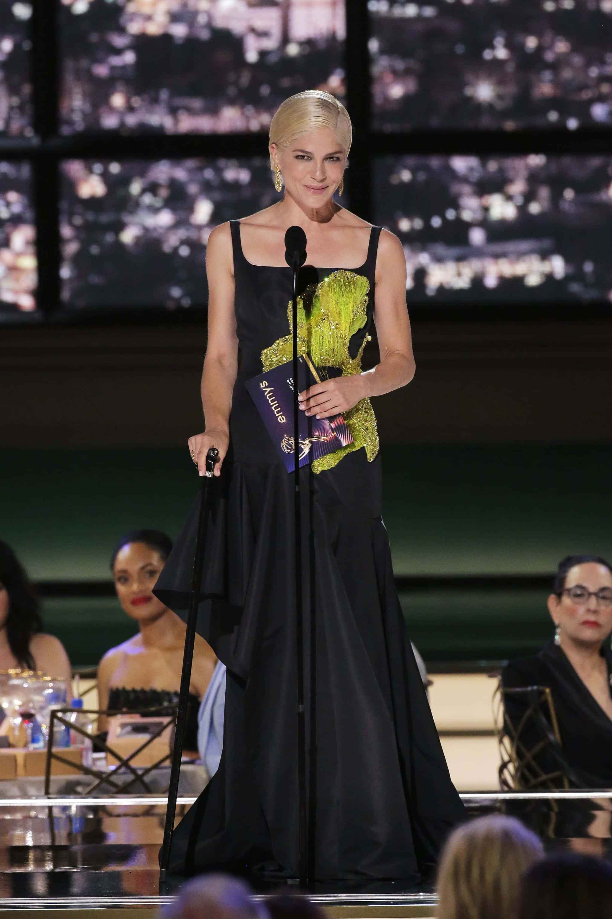 Selma Blair, black gown, green sequined dragon design, 2K Phone Wallpaper