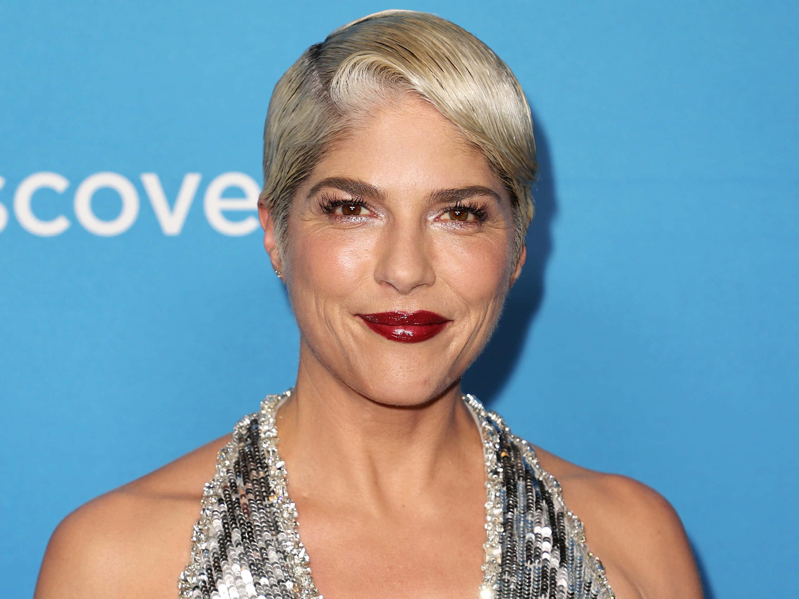 Selma Blair, platinum blonde hair, bold red lips, 2K Desktop Wallpaper